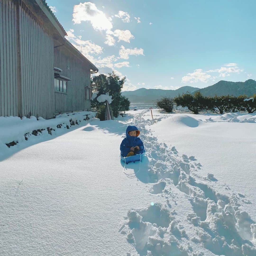 Takafumi Gotoのインスタグラム：「調子にのってずっこけて意気消沈。ソリで回収🛷」