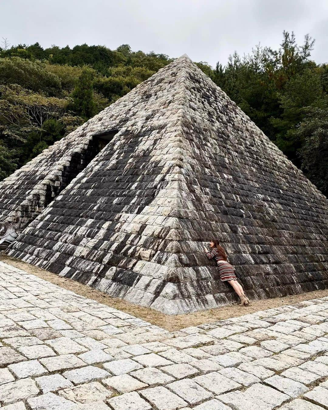 真衣ひなのさんのインスタグラム写真 - (真衣ひなのInstagram)「思い出pic 📸 in 太陽公園 兵庫県姫路市にあるテーマパーク。 世界の(マニアックな)モニュメントが 大集合〜で、かなり楽しかったです。 そして、ここ、めちゃめちゃ広い。 ０密。 なんで？ってくらい。超穴場。 トリックアートのエリアもあったので その写真もまた載せますね☺︎  写真に映る全く可愛げのないふくら筋 それに気付いたとき、何故か脳内で 青山テルマさんのそばにいるねが流れた。 こんな時に流れる曲じゃあないんだよ。 どこも行かずに待ってるよじゃあないんだよ。  太陽公園での動画、いつかアップします😉 それに、絶対に再訪するって決めてるの🌟 . #姫路 #太陽公園 #思い出pic #ふくら筋 #そばにいるね」1月10日 20時03分 - hinano_mai