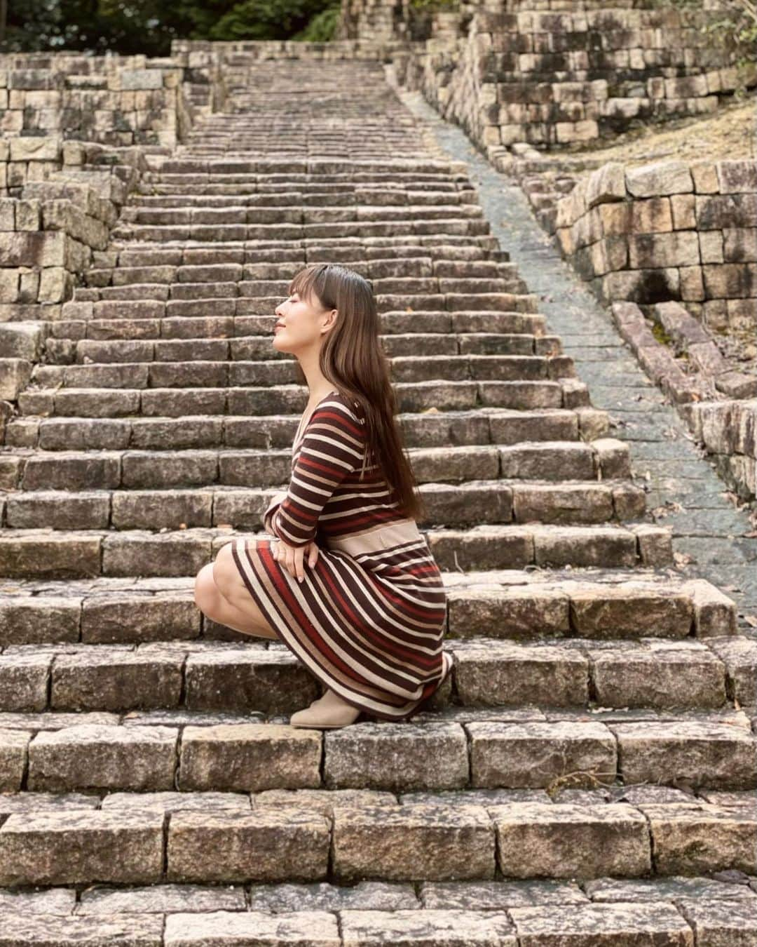 真衣ひなのさんのインスタグラム写真 - (真衣ひなのInstagram)「思い出pic 📸 in 太陽公園 兵庫県姫路市にあるテーマパーク。 世界の(マニアックな)モニュメントが 大集合〜で、かなり楽しかったです。 そして、ここ、めちゃめちゃ広い。 ０密。 なんで？ってくらい。超穴場。 トリックアートのエリアもあったので その写真もまた載せますね☺︎  写真に映る全く可愛げのないふくら筋 それに気付いたとき、何故か脳内で 青山テルマさんのそばにいるねが流れた。 こんな時に流れる曲じゃあないんだよ。 どこも行かずに待ってるよじゃあないんだよ。  太陽公園での動画、いつかアップします😉 それに、絶対に再訪するって決めてるの🌟 . #姫路 #太陽公園 #思い出pic #ふくら筋 #そばにいるね」1月10日 20時03分 - hinano_mai