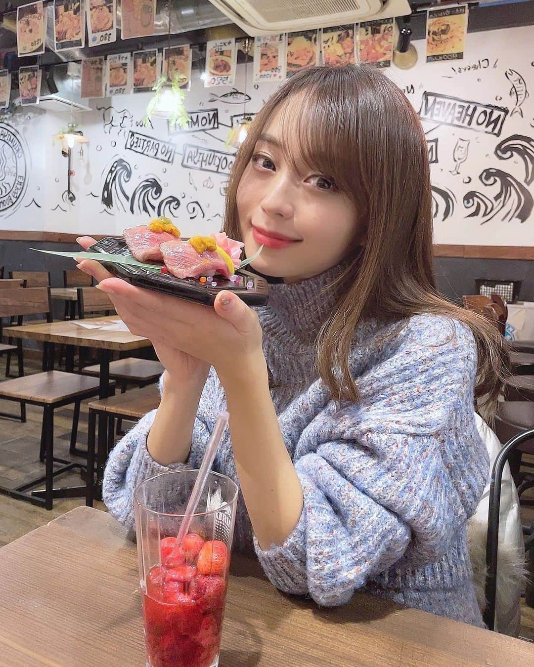 みき みーやんさんのインスタグラム写真 - (みき みーやんInstagram)「ストーリーにおふざけ動画と 食べる動画載せてますw . 海鮮×肉バル　okiumiya @okiumiya_meets  . 旬のお魚を使ったお造りや 海鮮メニュー、ステーキ、肉寿司、 居酒屋メニュー…いろんなお料理が楽しめて しかもメニューもめっちゃ豊富❤ ってことでいろんなお料理食べてみたよー💕 . その中でも特に美味しかったものをご紹介👏💕 . まず甘辛に味付けされたエビを のびーるチーズにつけて食べるやつ🦐🧀 （メニュー名忘れた🤤💕）w 映えと美味しさを兼ね備えてるメニュー🙆‍♀️ . あとは黒毛和牛大トロ炙り寿司🍣🐮(➕100円でウニ追加w とろける柔らかさとジューシーさと香ばしさが なんとも言えない美味しさー😍💕 黒毛和牛の大トロ部分だけを使ってるからこそ出せる味🤤 . 生フルーツサワーも800円で追いチューし放題（いちごは1000円やったかな） でめちゃくちゃお得やったしなんせ お料理が出てくるスピードが早くて嬉しかった笑 （私も照樹も食べるの早いの😭笑） . . またいつか行こう🤤💕 って思った方は保存して忘れないようにしてね❤ . . ニット @naturalcouture_official 🧶 . . #okiumiya #梅田海鮮 #刺身盛り合わせ #フルーツサワー #フローズンカクテル #カルパッチョ #おきうみや #オキウミヤ #pr #ニットコーデ#ニットトップス#トリドリベース#肉のお寿司#黒毛和牛#飲み放題#大阪グルメ#大阪ディナー#梅田グルメ#梅田ディナー#肉バル#大阪肉バル#梅田居酒屋#大阪居酒屋#肉寿司#osaka#naturalcouture#フルーツサワー」1月10日 20時03分 - mi_yan0101