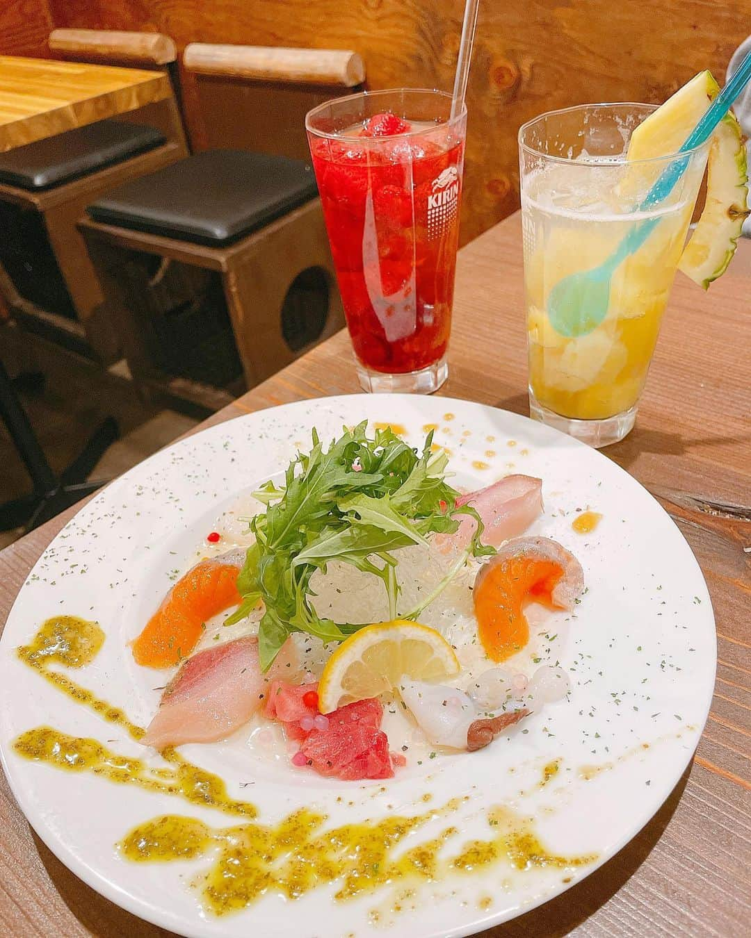 みき みーやんさんのインスタグラム写真 - (みき みーやんInstagram)「ストーリーにおふざけ動画と 食べる動画載せてますw . 海鮮×肉バル　okiumiya @okiumiya_meets  . 旬のお魚を使ったお造りや 海鮮メニュー、ステーキ、肉寿司、 居酒屋メニュー…いろんなお料理が楽しめて しかもメニューもめっちゃ豊富❤ ってことでいろんなお料理食べてみたよー💕 . その中でも特に美味しかったものをご紹介👏💕 . まず甘辛に味付けされたエビを のびーるチーズにつけて食べるやつ🦐🧀 （メニュー名忘れた🤤💕）w 映えと美味しさを兼ね備えてるメニュー🙆‍♀️ . あとは黒毛和牛大トロ炙り寿司🍣🐮(➕100円でウニ追加w とろける柔らかさとジューシーさと香ばしさが なんとも言えない美味しさー😍💕 黒毛和牛の大トロ部分だけを使ってるからこそ出せる味🤤 . 生フルーツサワーも800円で追いチューし放題（いちごは1000円やったかな） でめちゃくちゃお得やったしなんせ お料理が出てくるスピードが早くて嬉しかった笑 （私も照樹も食べるの早いの😭笑） . . またいつか行こう🤤💕 って思った方は保存して忘れないようにしてね❤ . . ニット @naturalcouture_official 🧶 . . #okiumiya #梅田海鮮 #刺身盛り合わせ #フルーツサワー #フローズンカクテル #カルパッチョ #おきうみや #オキウミヤ #pr #ニットコーデ#ニットトップス#トリドリベース#肉のお寿司#黒毛和牛#飲み放題#大阪グルメ#大阪ディナー#梅田グルメ#梅田ディナー#肉バル#大阪肉バル#梅田居酒屋#大阪居酒屋#肉寿司#osaka#naturalcouture#フルーツサワー」1月10日 20時03分 - mi_yan0101