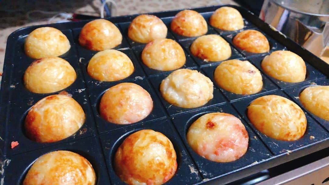 のインスタグラム：「僕、たこ焼き焼くのうまいんです！ ・ ・ 美味しいたこ焼き食べて欲しい！ ・ ・ #キャンプ といえば、 #たこ焼き ですよね？」