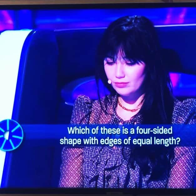 デイジー・ロウのインスタグラム：「Contrary to my “brain, please help me answer this maths question” face- I had such  a brilliant time spinning on Michael McIntyre's The Wheel on @bbciplayer with @joeldommett  @official_levi_roots  @rachelrileyrr  @jenniebondtv  @chriseubanksnr  #richardmadeley and me! #thewheel ❤️💘❤️ special thanks for my safely applied gorgeous glam @justinejenkins & for styling my lockdown curves & taking this picture for me! @chercoulter ❤️💘❤️」