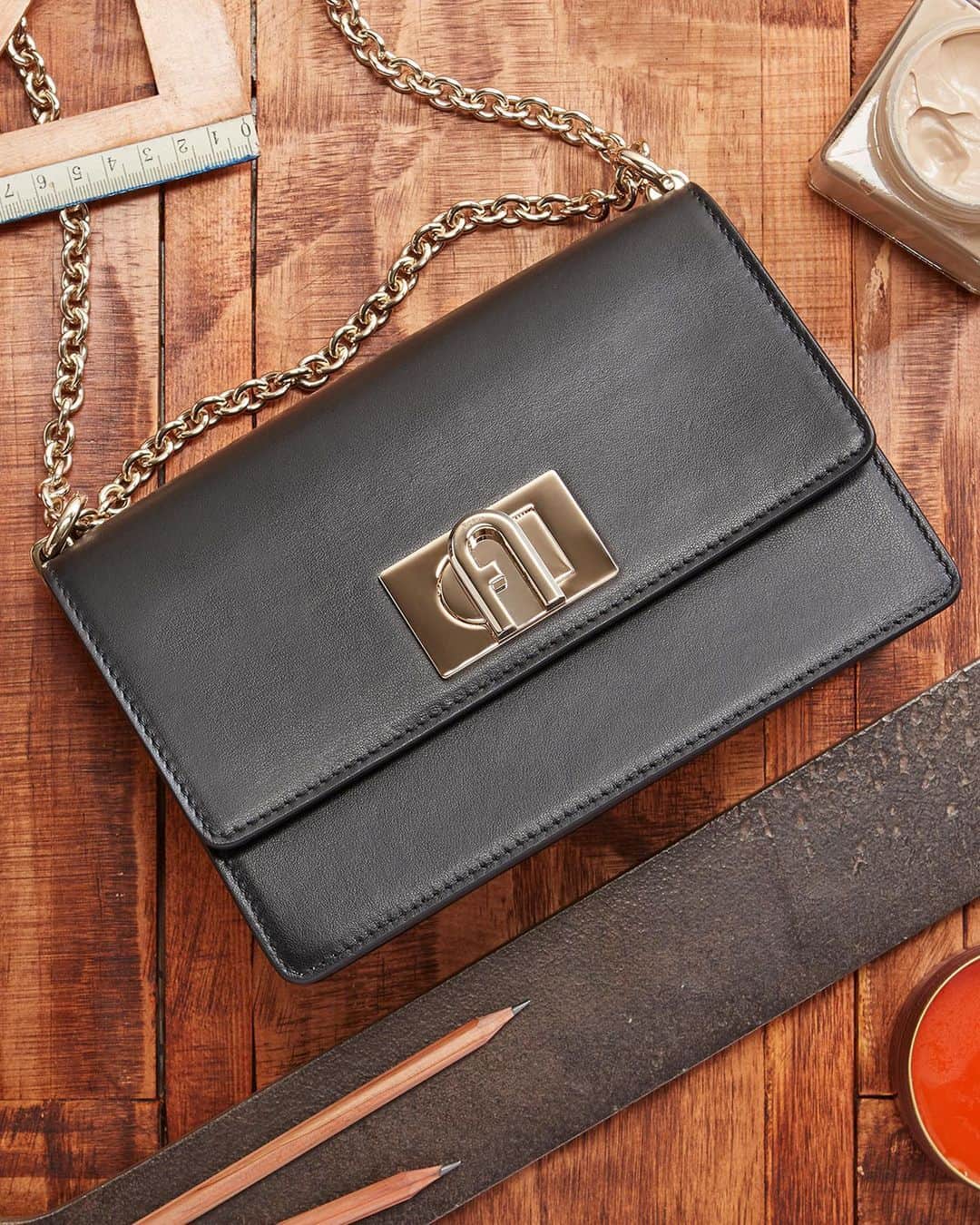 フルラのインスタグラム：「The artisanal approach of Furla gives great attention to the tiniest of details.  #thefurlasociety #furlafeeling #newcollection #furla #accessories #fashion」