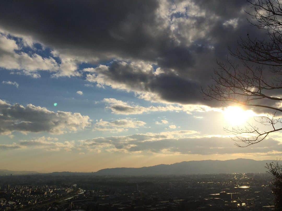 岡田翔大郎のインスタグラム：「. 明日は成人の日ですね。 成人された皆さんおめでとうございます。 僕は残念ながら地元の成人式には出れません。 中学卒業して上京したから皆んなにも会いたかったな〜。 早くいつもの日常に戻れます様に。  そして上京した時の気持ちを忘れず立派な成人になりたいです。  写真は撮って貰うのでまた袴姿お見せしますね😎  #上京前に撮った地元の景色」