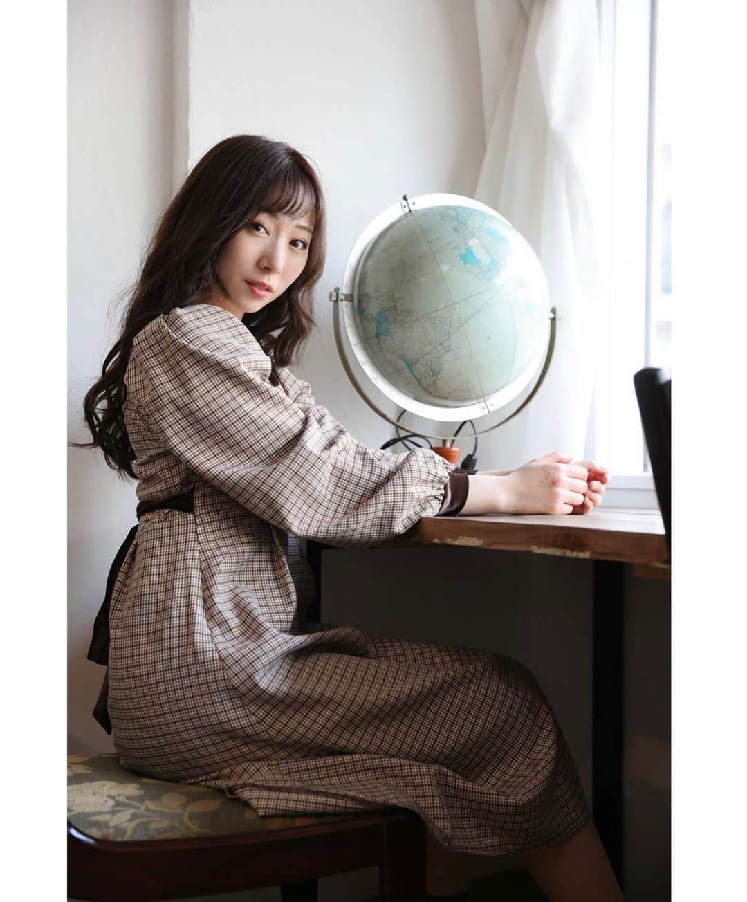 熊谷知花のインスタグラム：「地球儀と私  #ポートレート #モデル #撮影」