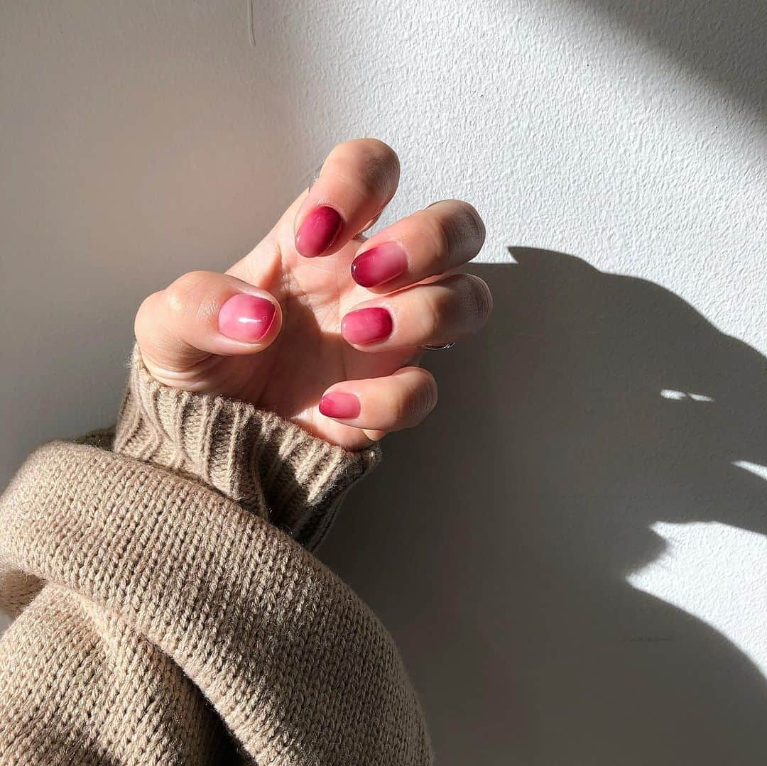 北岡りえさんのインスタグラム写真 - (北岡りえInstagram)「2021 new nail。  新年は気合い入るので赤と紫(また😂) に。  こまちゃん熟練の職人のようでした。ネイルありがとうです🥺✨ @_coma.nail   #shortnails  #nuancenail  #2021naildesign #グラデーションネイル」1月10日 20時19分 - rie_kitaoka