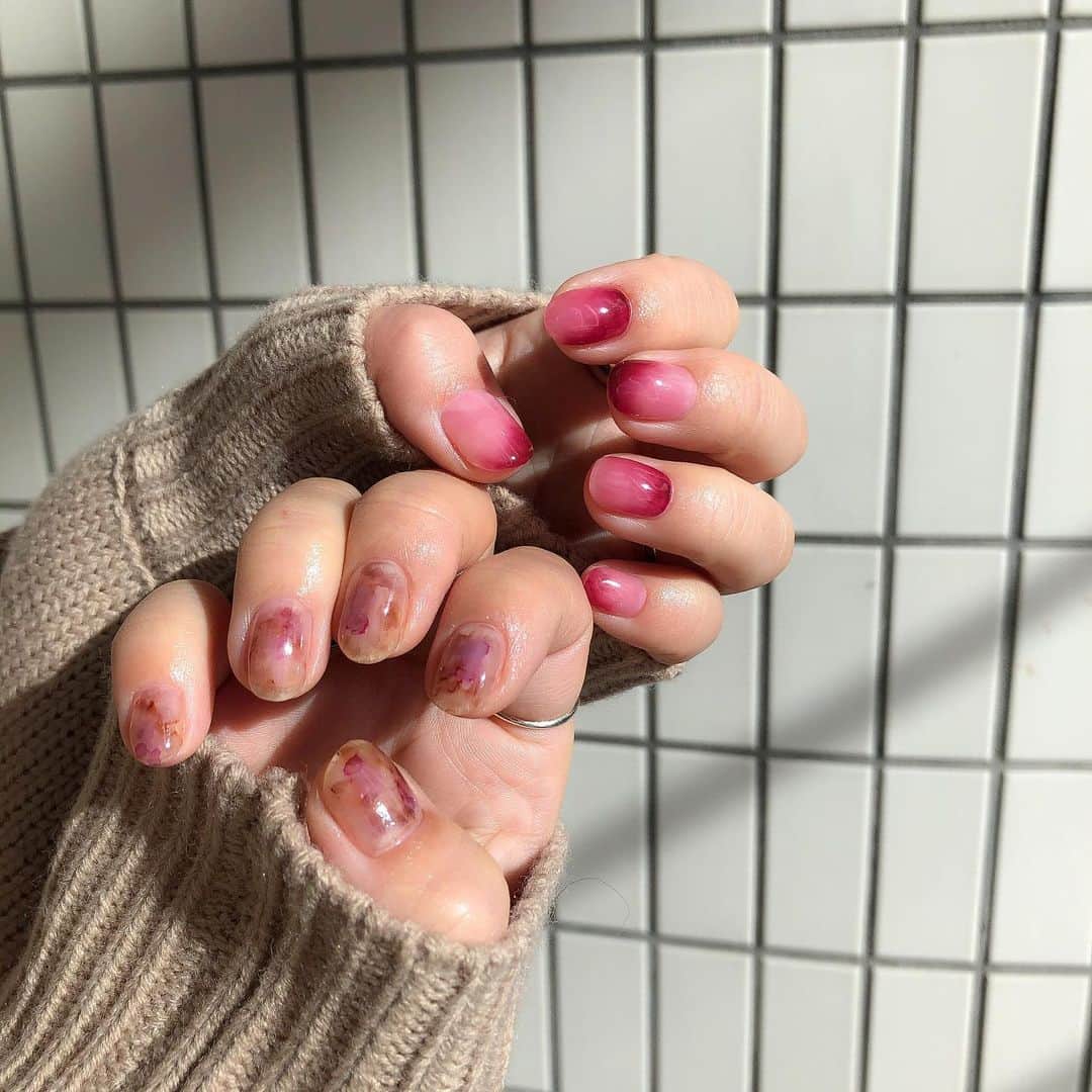 北岡りえのインスタグラム：「2021 new nail。  新年は気合い入るので赤と紫(また😂) に。  こまちゃん熟練の職人のようでした。ネイルありがとうです🥺✨ @_coma.nail   #shortnails  #nuancenail  #2021naildesign #グラデーションネイル」
