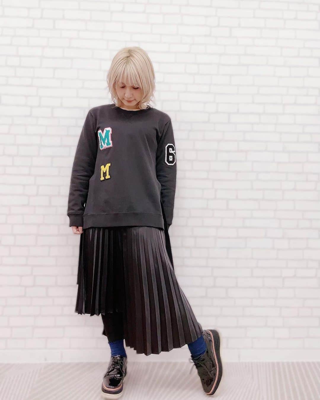 吉田有里のインスタグラム：「ブラックコーデな衣装▽▲﻿ 今年も金髪真っ黒で駆け抜けましょう…(予定)﻿ のろのろですが更新頑張ります🙋‍♀️✨﻿  載せる写真の不足に早速悩んでいます。  tops:﻿MM6 Maison Margiela skirt:﻿d'zzit ﻿ #よしだふく #fashion #ootd #ブラックコーデ﻿ #金髪 #ハイトーン #ウルフヘア #MM6 #mm6maisonmargiela #dzzit」