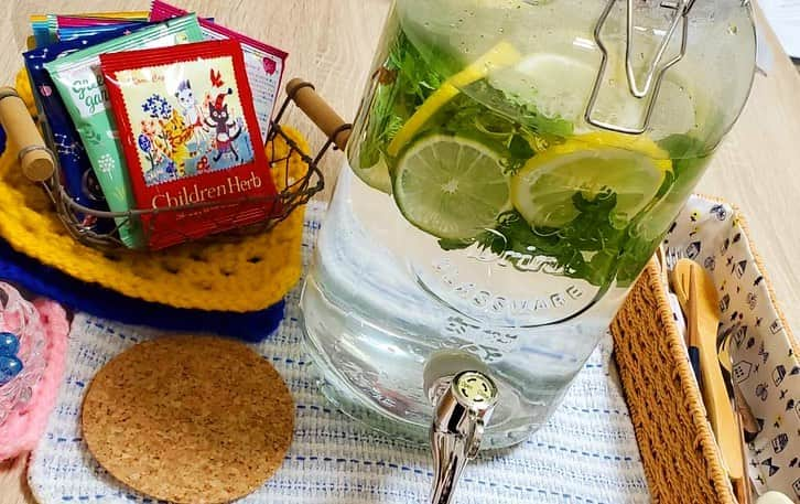 佐藤あかりさんのインスタグラム写真 - (佐藤あかりInstagram)「. 🍋🌱🍋🌱🍋🌱🍋🌱🍋🌱🍋🌱 . 大切なお仕事を１つ終えたので ドリンクサーバーをゲット🍋 レモンとライムとミント🌱 . 今日も1日お疲れ様っ🍋」1月10日 20時11分 - akari.happyy