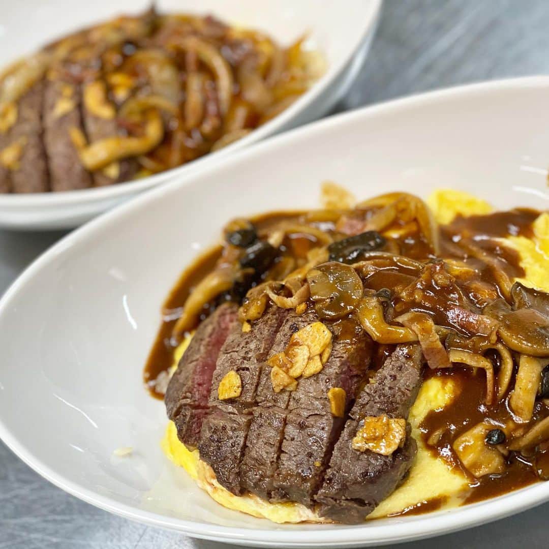 札幌ベルエポック製菓調理専門学校【公式】のインスタグラム：「🍽オーキャンレポート🍽  フード体験は デミグラスソースのオムライス😋✨  ふわふわオムレツ×デミグラス そして豪快にお肉🍖がドーンッと乗った ボリューム満点のオムライスが完成👏💕  🌟お年玉企画🌟 北海道のおいしいと卒業生を応援📣 必ず当たる「大抽選会」は 来週ももちろん開催中🙋‍♀️ 来校されるみなさん、お楽しみに💖  #ベルエポック  #おでかけ授業 #特別授業 #業界直結 #プロから学ぶ #本物 #学び #製菓  #調理  #カフェ  #製菓調理専門学校ベルエポック #衛生管理  #食材教育 #札幌ベルエポック製菓調理専門学校 #いろいろな体験と #たくさんの出逢い #可能性が広がる #ベルエポック #学ぶ #身につく #技術 #instagram #新年 #進路選び #オープンキャンパス」