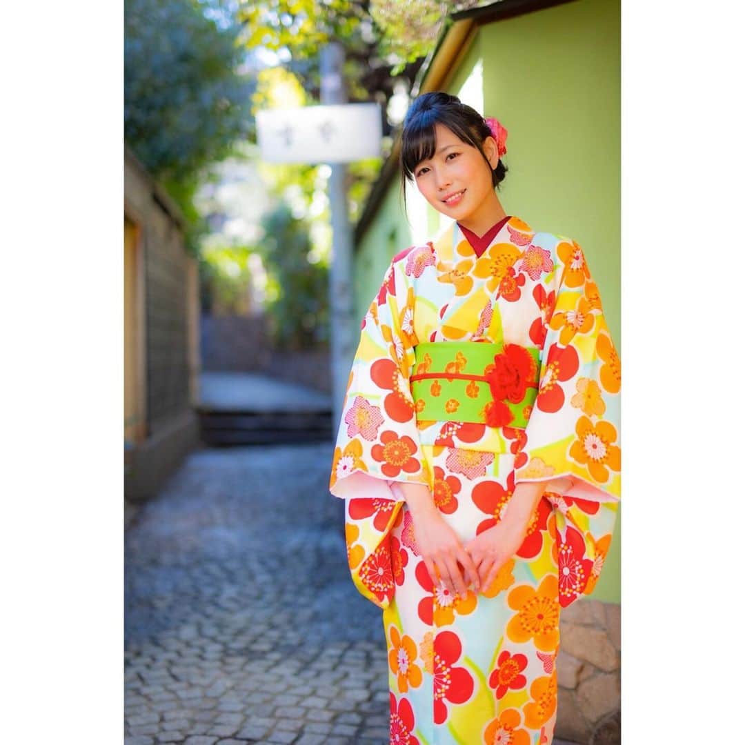 広岡あんずのインスタグラム：「. はんなり👘✿ . #着物 #着物女子 #はんなり #花柄  #撮影会 #被写体 #gps撮影会 #新年 #kimono #kimonostyle #photography  #photo #followme #model」