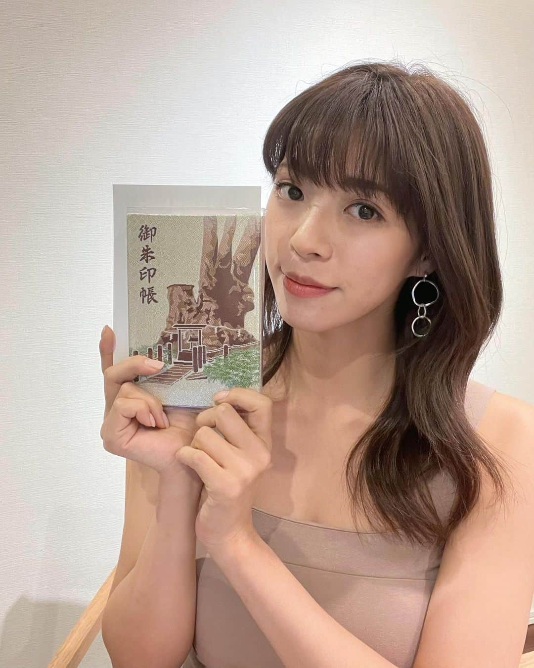 わちみなみのインスタグラム：「来宮神社の御朱印帳使ってるよ😌﻿ ﻿ コロナ対策もあって﻿ 御朱印も書いてもらうのではなく、﻿ 書いてある紙をいただくことが増えたので﻿ 自分で貼り貼りしてました🌟﻿ ﻿ みんなはどこのをつかってる？☺️﻿ ﻿ #御朱印　#わたしの御朱印帳　 #御朱印巡り #御朱印帳 #御朱印ガール  #御朱印スタグラム #御朱印集め」