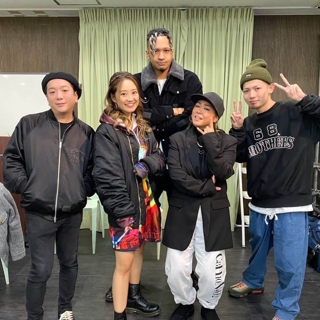 ルナのインスタグラム：「またまた勝手にやっちゃいました😝. 今回は、テレビ朝日/ABEMAで放送中の「フリースタイルティーチャー」に、ID講師のyukarin（hy4_4yh・ハイパーヨーヨ）がバトル大会に向け猛烈レッスンをしてる中、助っ人審査員として出演させてもらい、一緒に出演したラッパー・裂固＆LITTLE（キック・ザ・カン・クルー）に、即興ラップを無茶振りしてみた！！ さー、どんな事になったのか是非ご覧くださいまーせ✌🏼.  テレビ朝日「フリースタイルティーチャー」  毎週火曜25:26〜25:56放送  #無茶ぶりラップ選手権  #フリースタイルラップ  #MCバトル #裂固 #little」