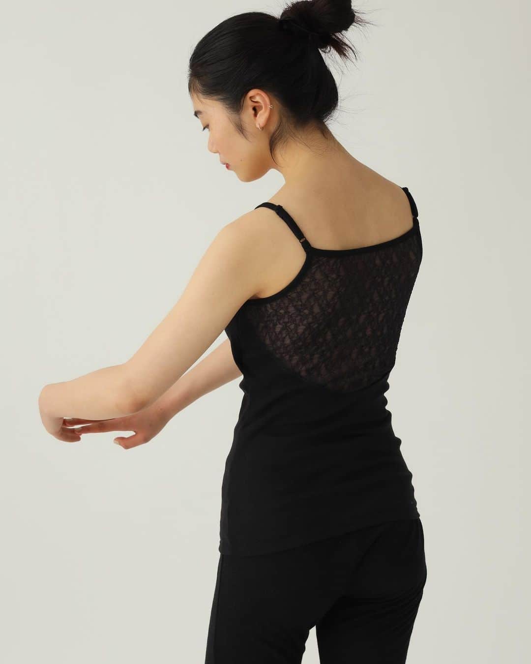 のインスタグラム：「-  EMILY WEEK ORGANIC COTTON BACKLACE CAMISOLE  -  ご好評頂いているバックレースキャミソールが再入荷。 背中部分に幾何学模様のレースを大胆に配置し、引き続きトレンドとなっているバックコンシャスなウェアとのコーディネートに取り入れやすいキャミソールです。  身生地にはエミリーウィークの人気マスクと同じ、柔らかなオーガニックコットン100%生地を使用し、着心地の良さとファッション性を兼ね備えたアイテム。  -  #EMILYWEEK #reset #active #neutral #balance #aroma #organic #period #relax #design #typography #photography #womanslife #langerie #skinwear #innerwear #underwear #roomwear #organiccotton #camisole」