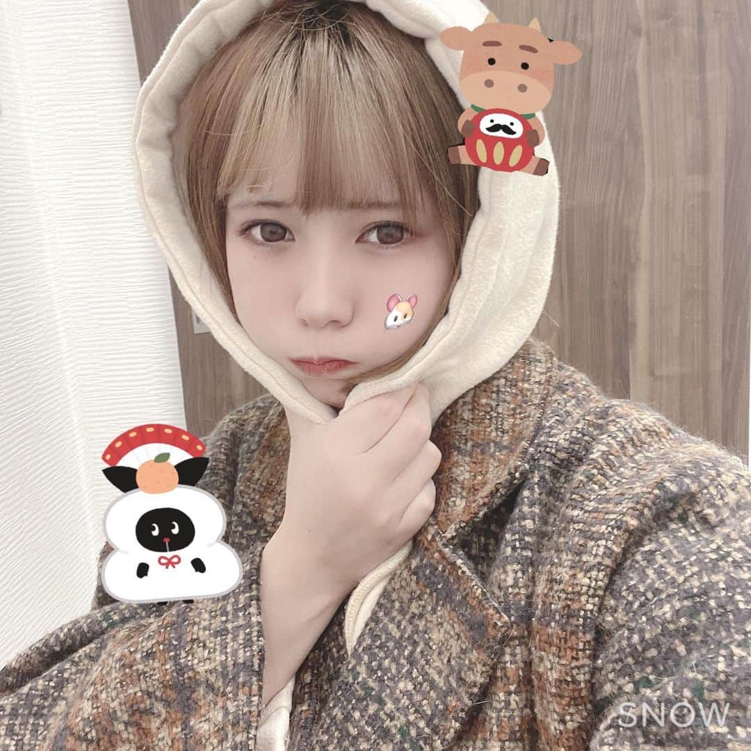 はまなむこのインスタグラム：「みなさんあけましておめでとうございます✨  あらためて、皆さんに動画で挨拶を…💌今年もたくさん一緒におもいでつくろうね！！ 2021年もよろしくお願い致します✨  #snowエフェクト #手作りエフェクト #エフェクト #デジタル年賀状」