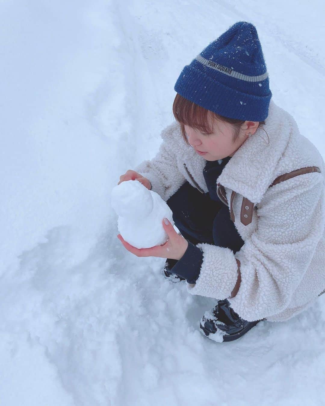 平野ひかるのインスタグラム：「雪だるまつくった⛄️  #雪 #雪だるま #久しぶりにつくった  #チーム8 #平野ひかる」