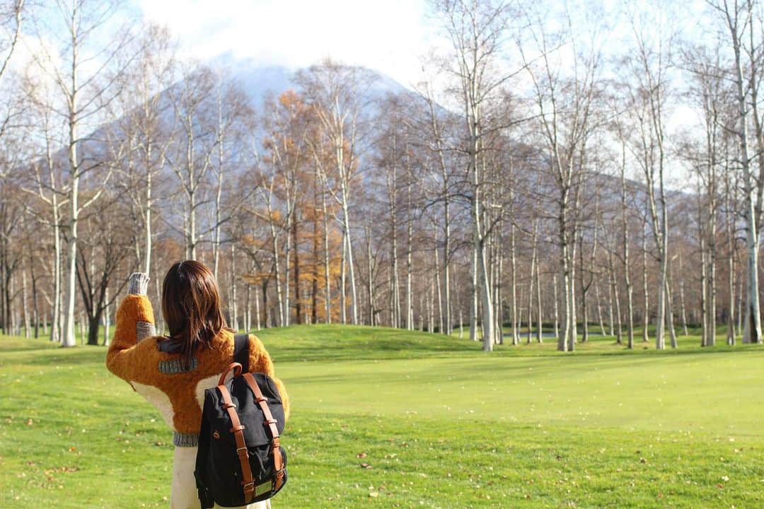 sayoko_betseyのインスタグラム：「Hello 2021🗻﻿ ﻿ なんとなく羊蹄山の写真を新年の投稿に残しておきたくて今頃アップ﻿ 秋頃ニセコに行った時に母が撮ってくれた写真です🤭﻿ 今は雪に包まれて全く違う景色になっている。。⛄️﻿ ﻿ ﻿ バックパック👉@gastonluga ﻿ クラシックシリーズのブラック&ブラウン﻿ ﻿ インナーポケットにノートPCすっぽりなので﻿ 旅行&旅先での仕事にも役立っててずっと使ってます﻿ また早く旅行行けるようになってほしいね✈︎﻿ ﻿ ﻿ 割引クーポンどうぞお使い下さい﻿ ﻿ ●15%off専用割引コード： sayokogl 　(期限なし)﻿  特別15%割引コードを使うとお得になります！ ﻿ ●公式オンラインストア：https://gastonluga.com/jp/﻿ ●公式アカウント名　　：@gastonluga﻿ ●送料無料﻿ ﻿ #GastonLuga #backpack #Niseko #hokkaido #ootd #MtYotei﻿ #ガストンルーガ #バックパック #ニセコ #羊蹄山 #北海道 #北海道旅行 #北海道に恋してる」