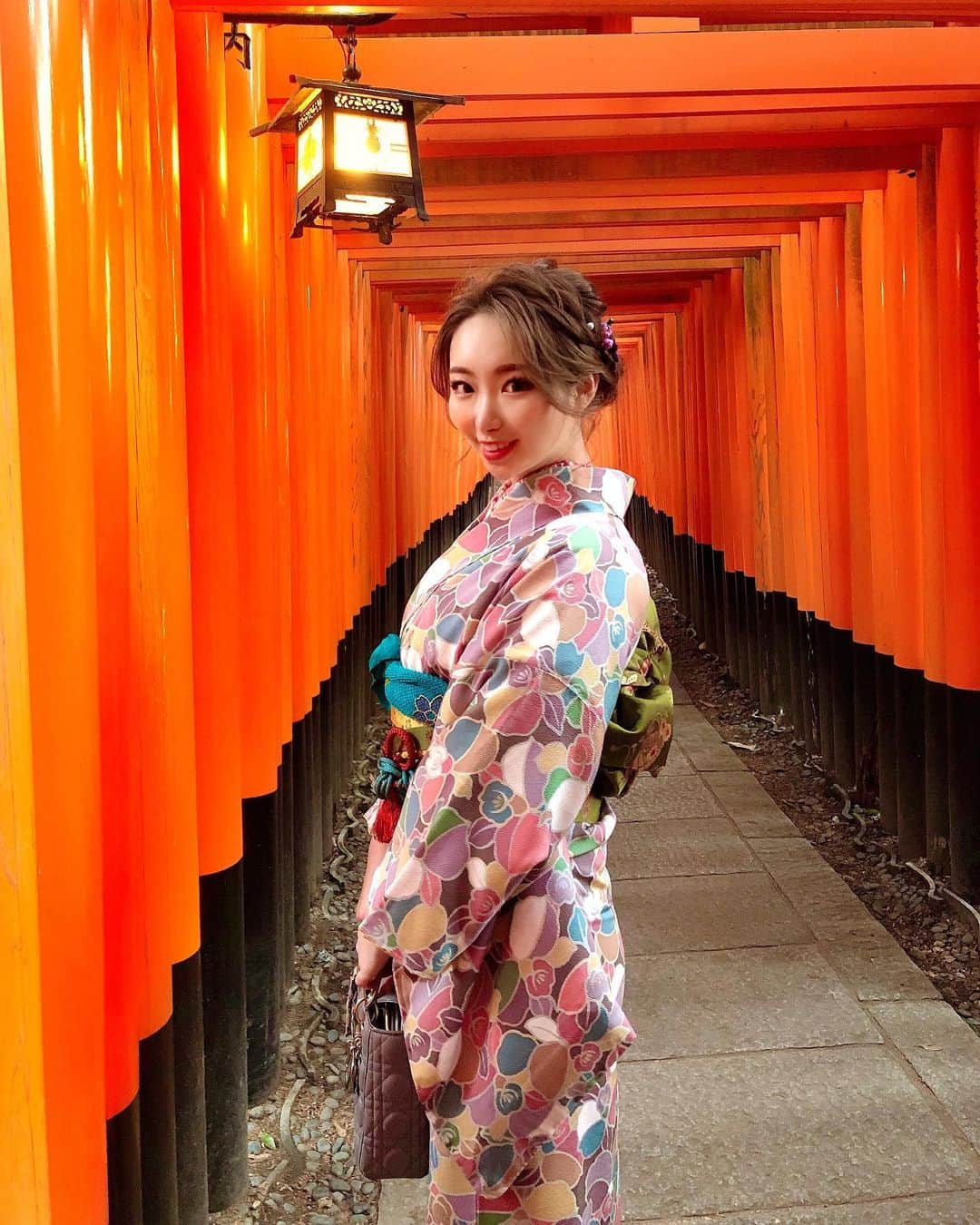 ゆうなのインスタグラム：「大吉出て嬉しかった日🥰 、 、 、 #伏見稲荷大社#京都#着物#撮影#新年#大吉#おみくじ#キャバ嬢#キャバクラ#北新地#フォローバック#フォロー返し#いいね返し#kimono#kyoto#fashion#japanesefashion #ootd#followforfollowback #likeforfollow」