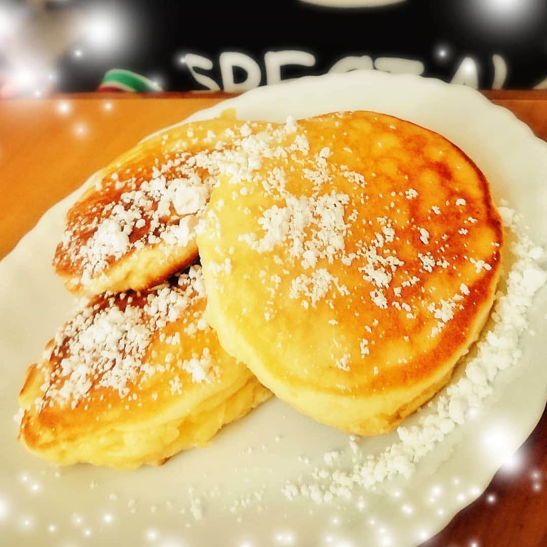 藤田昌代のインスタグラム：「二階で作業してたら、我が子が「おかーしゃん、パンケーキできたよ！」と見せに来てくれたよ！ 今日はお仕事でも本当に嬉しい素敵なことがあって…幸せな一日です🥰」