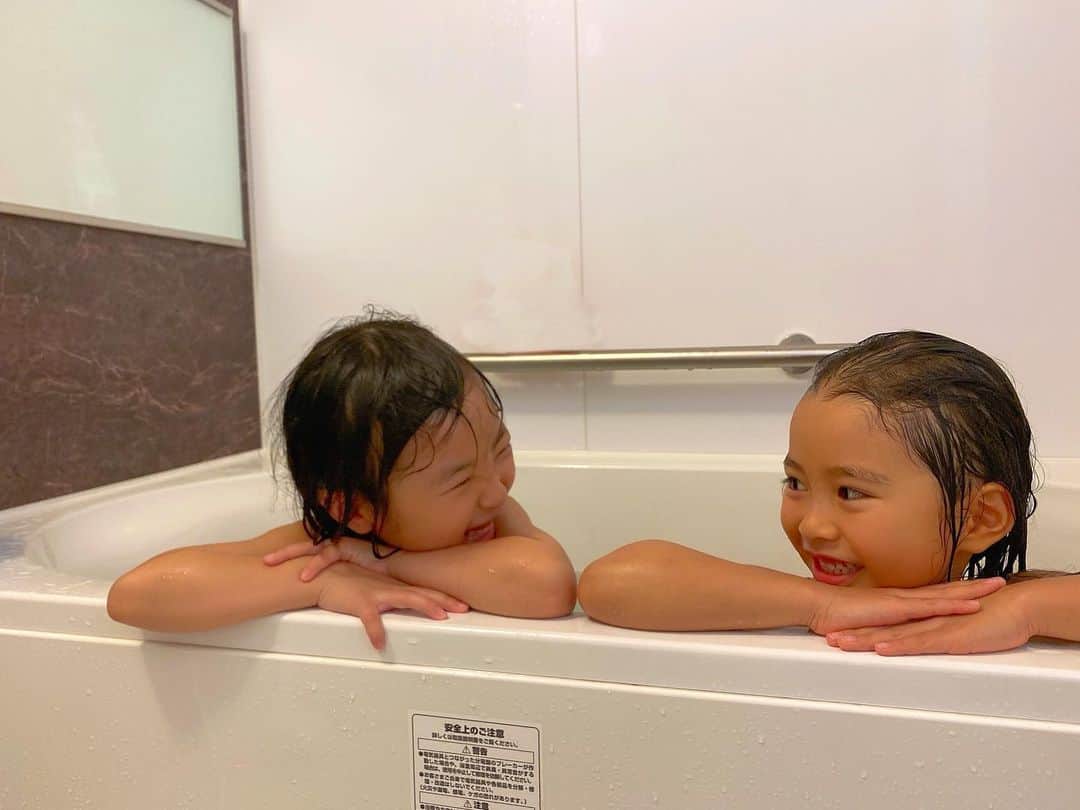 のインスタグラム：「* お正月は鈴木家で初めてのお泊まり会👧🏻👧🏻  5歳なってもドアやコップひとつですぐ喧嘩する💥  でも親から離れて2人きりで遊べる時間も増えた。  喧嘩するほど仲が良いってこと！なのか🤔？？？ * * 大人たちはタコパに書初め、 2人の寝顔を見てまたうるうるした夜でございました🥲💕  今年は何回鈴木家にお邪魔するかな。笑 Thank you @masato4649 & @_ayaca_a.s_ 🤟🏾 * #お泊まり会 #幼馴染 #5歳 #成長記録 #2020_1_4  #書初め #今年は丑年 #馬ではない #文鎮は金宮」