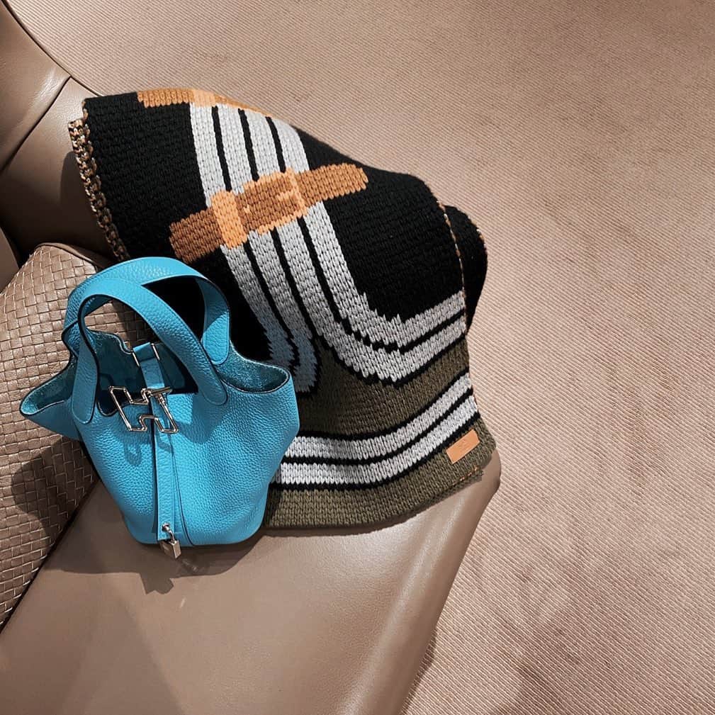 urakoのインスタグラム：「. 去年購入した Hのキーリングは ネックレスにしようと思ったけど いつものBAGに付けてみたら BAGへの愛着もまた増した😉🧡 . . マフラーは ぬくぬくで気持ちよくてお気に入り🧡 出かけてなくて出番がなかなか無いけど また来年沢山使えたらいいな😌 . . #HERMES」