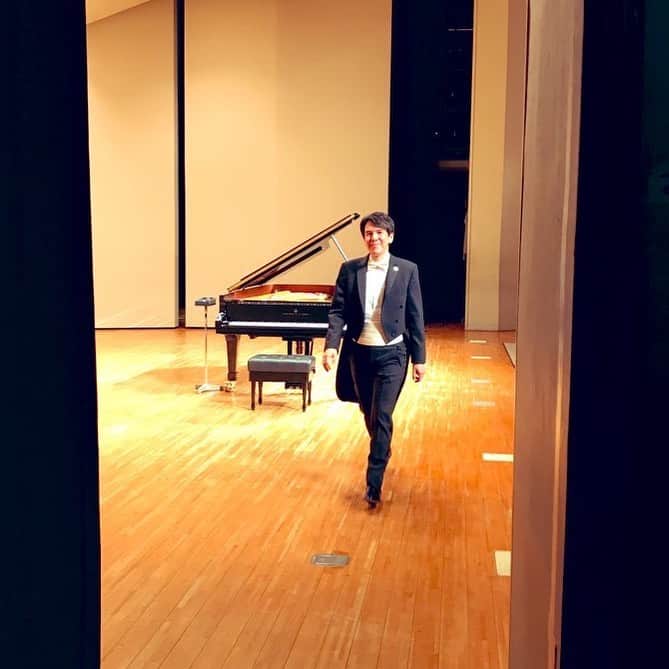 のインスタグラム：「Thank you, Hiratsuka city!  #pianist #MiyujiKaneko #SteinwayArtist #Hiratsukacity #Japan #piano #concert #socialdistancing  #classicalmusic #ピアノリサイタル #ピアニスト #金子三勇士 #ピアノ #コンサート #ソーシャルディスタンス  #コロナ対策 #平塚市 #平塚市中央公民館 #クラシック音楽」