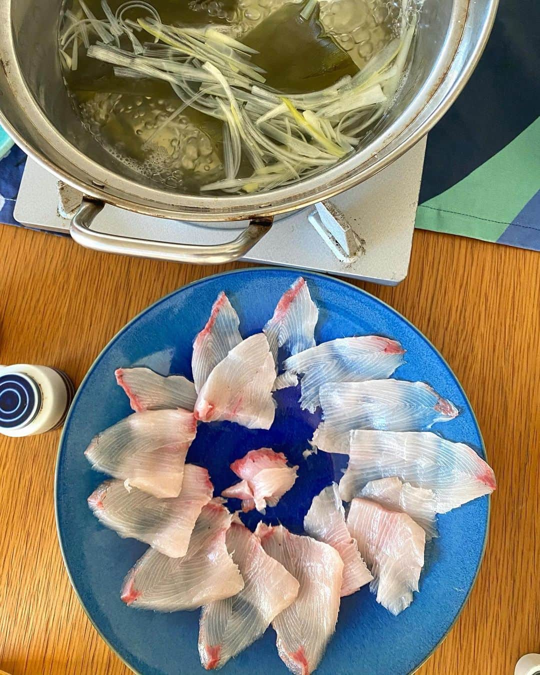 クボタマサヒコさんのインスタグラム写真 - (クボタマサヒコInstagram)「昨日の魚達は、鰤しゃぶと鰈の煮付けになりました🐟 新鮮で脂のり最高、そしてとても安い。 #ぶりしゃぶ #かれいの煮付け #seafood #小坪漁港」1月10日 20時29分 - kubota_masahiko