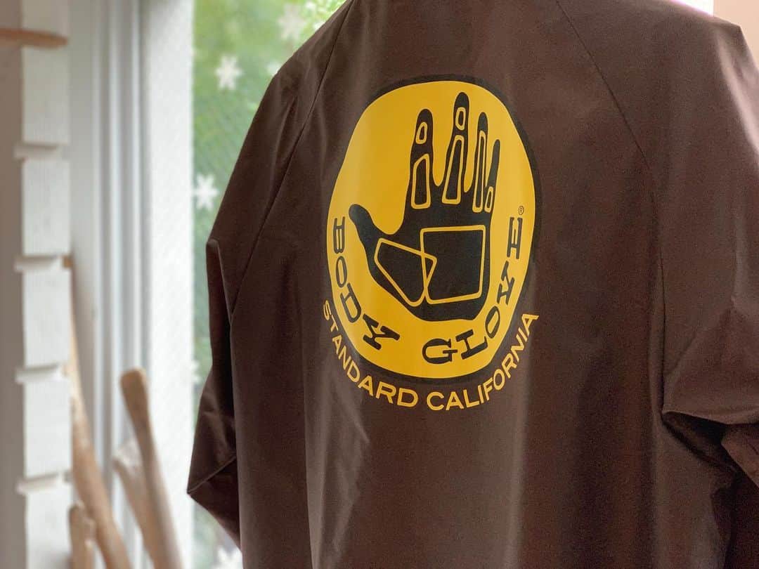 のインスタグラム：「BODY GLOVE × SD Coach Jacket  アイコンであるハンドマークロゴにStandard Californiaロゴを配した、ブランド史上初となるダブルネームです。ボディは型から全てStandard Californiaオリジナルとなり、シルエットや着心地は文句なし。  #standardcalifornia  #スタンダードカリフォルニア #bodyglove #ボディーグローブ #coachjacket  #コーチジャケット #fashion #ファッション #internationalshipping  #overseashipping」