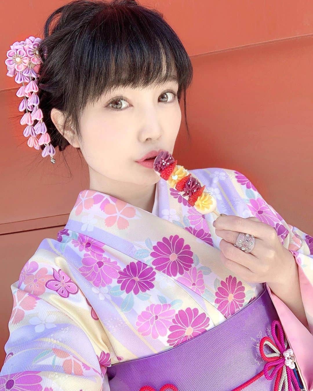 のインスタグラム：「👘🍡👘🍡👘﻿ ﻿ この前の浅草撮影で着た着物は、﻿ わたしにしては珍しいパステルカラー💛﻿ ﻿ 色打掛や浴衣や着物や…﻿ お仕事で和装を着させていただいてるから﻿ 自分で着物選ぶ時には着たことない色を﻿ 選ぶようにしてるんだけど、﻿ 着たことない色がなくなってきた…！🤣（笑）﻿ (色の濃淡とかではまだあるけど！)﻿ ﻿ パーソナルカラー診断で、﻿ ブルベ冬ってわかったことだし、﻿ 次はツヤっとした濃いめの色味の着物を﻿ 選ぼうかなぁ❤️☺️﻿ ﻿ ﻿ #着物#和装#和服#和装モデル#浅草#浅草グルメ#着物撮影#浅草寺#kimono」