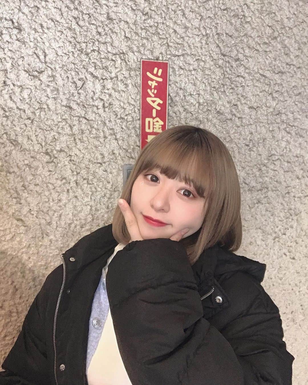 稲岡志織のインスタグラム：「このフィルターすごい😳😳﻿ ﻿ #渋谷  #ブリーチ #女子大生 #冬服 #セットアップ #좋아요환영 #오늘의훈녀 #셀카그램 #일상룩 #일상스타그램 #단발머리 #오오티디  #私服 #ootd #ボブ #ボブカラー」