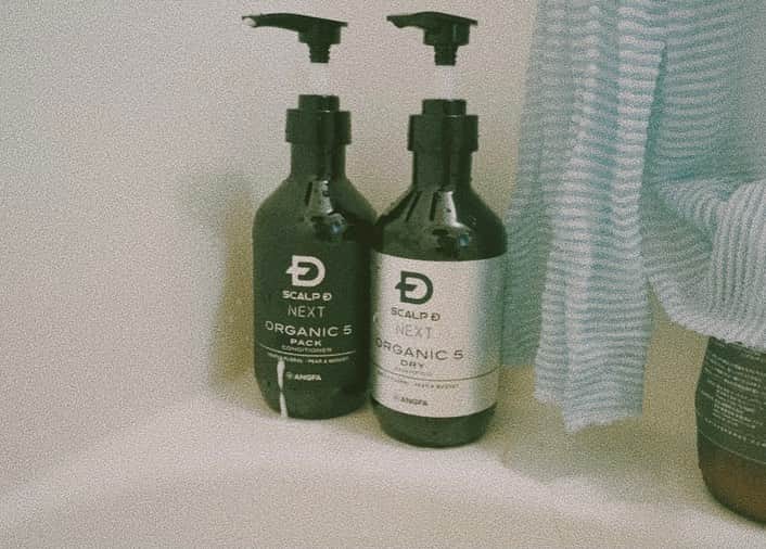仲野温さんのインスタグラム写真 - (仲野温Instagram)「こだわりとかあまり無いタイプなんですが、シャンプーとコンディショナーは決まってこのスカルプDのオーガニック。  まず、香り。 清潔感ある香りで決していやらしくない。 そして、泡立ち。 きめ細かい泡で、皮脂やスタイリング剤をしっかり綺麗に洗い流してくれる。  ドラッグストアや　@scalpd_next から購入出来るので是非。  #スカルプd  #スカルプdネクストオーガニック  #オーガニックシャンプー  #ad」1月10日 20時32分 - 8on14