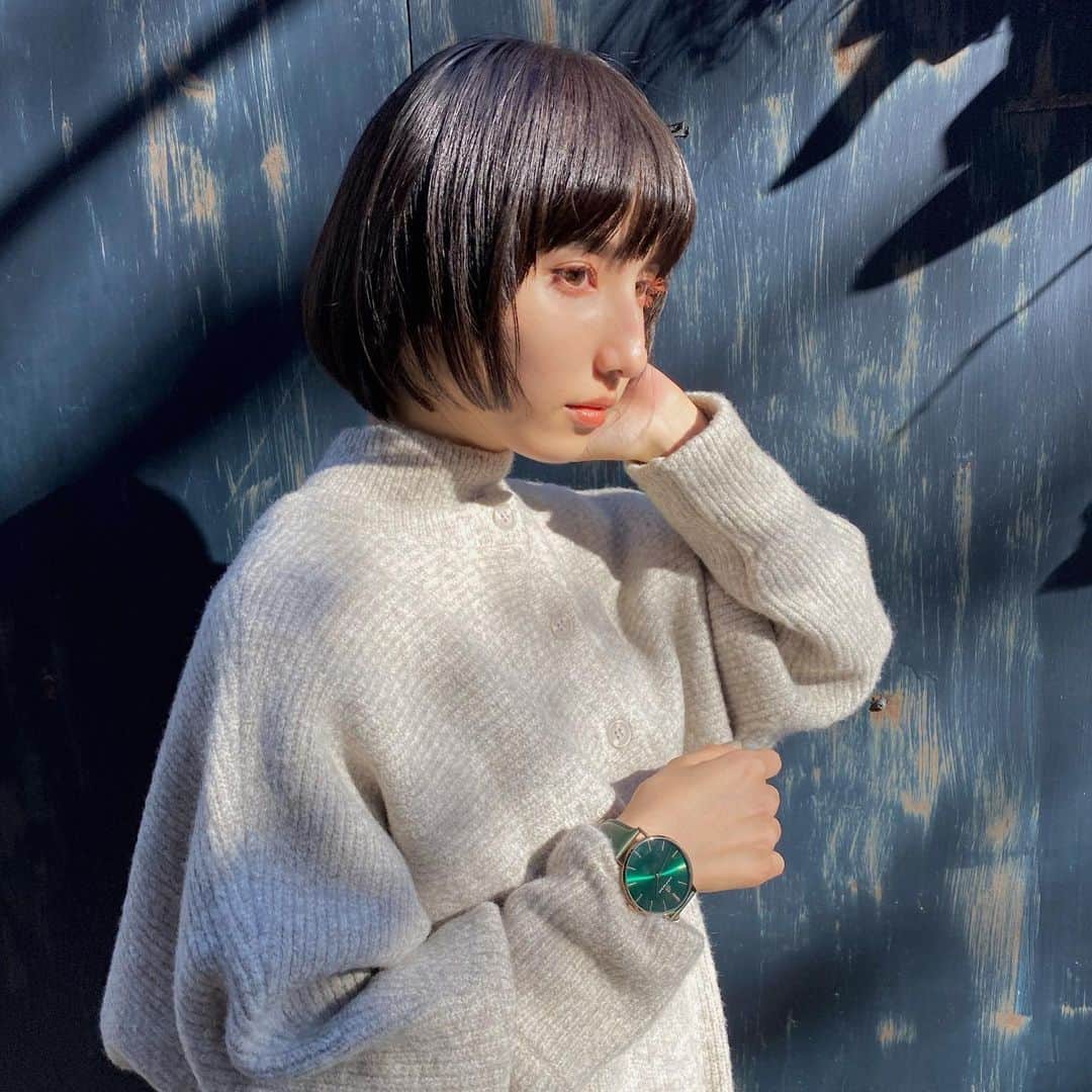 のインスタグラム：「ぽかぽかしてた日。。 ． ． 光に当たるとオレンジマスカラ🍊目立つね！！ たまには時計も。。 #4bwatches #blackbybluebrave」