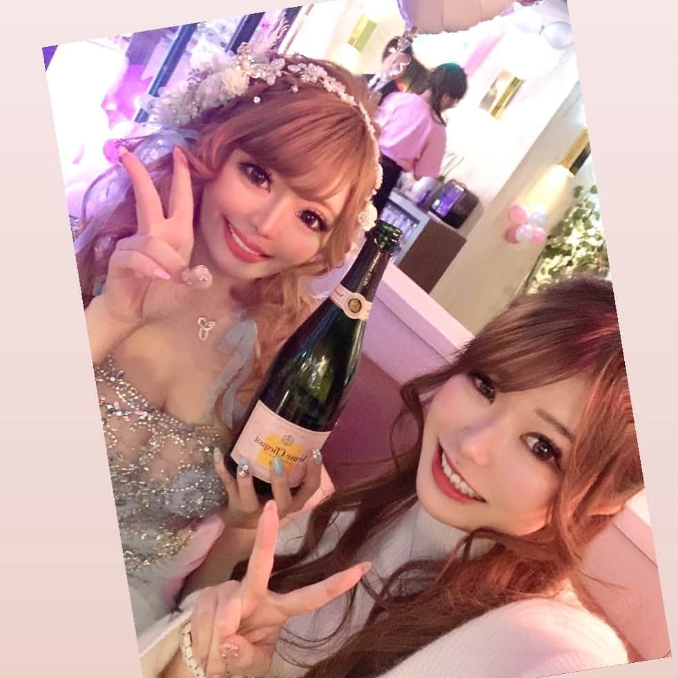 のインスタグラム：「.. . 昨日はテラスグリーン えみりちゃんのバースデーへ💓 . 1日目お客様といくつもりが いけなかったので、 2日目1人で🙇‍♂️♥️♥️♥️笑笑 かわいすぎました🥰✨ おめでとうございます💓💓 . 大阪府大阪市中央区東心斎橋2-3-17 パピヨンビルB1F . Club IRIS 愛咲 えれな  . #愛咲えれな #きゃばきゃば #美女と野獣　#キャバ嬢 #iris #キャバクラ #クラブ #ミナミ #北新地 #宗右衛門町 #ポケパラ #指名 #えれな #シャネル #バースデーイベント #シャンパン #アルマンド #踊れるキャバ嬢 #踊れるキャバ嬢といえばえれな #イリス #ホステス #いいね返し #キャバ #ソウメイジャパン #ベルロゼ　#クラブイリス #黒髪ロング #フォロー増やしたい」