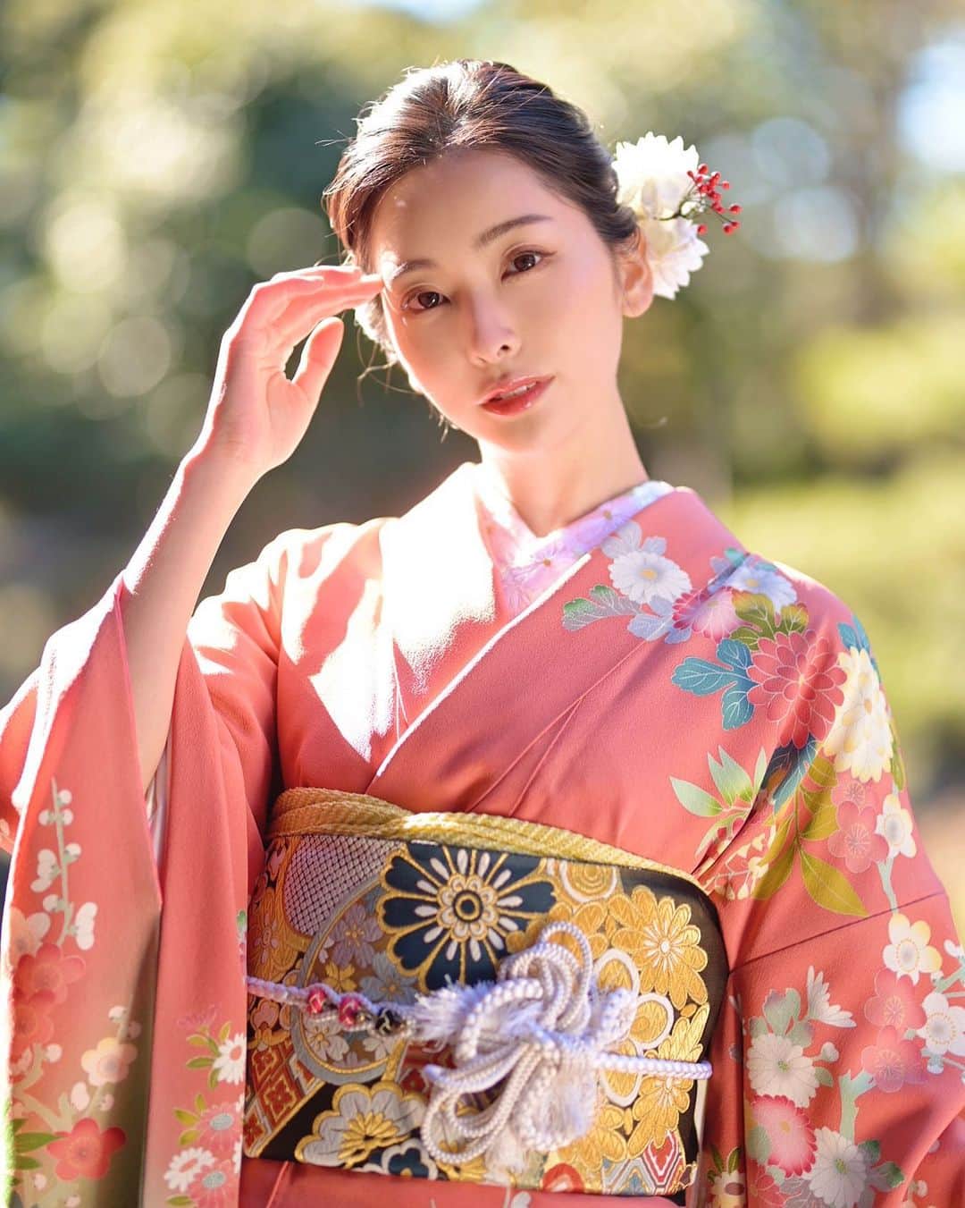 のインスタグラム：「. . 今年の仕事始めは振袖でした🥰 . 私は成人式1時間で振袖脱いじゃって写真もなくて後悔したけど、大人になってからめちゃくちゃ着てますww 今年成人式が中止になってしまった皆さん、一生に一度のことで残念だと思いますが 正直私は成人式の思い出一切ないです😂 コロナが落ち着いて、早く皆さんで集まれる時がきますように✨  #model#gravure#racequeen#时装#自拍#照片#粉我##팔로우환영#팔로우미#셀카그램#란제리#レースクイーン#振袖#着物#kimono」