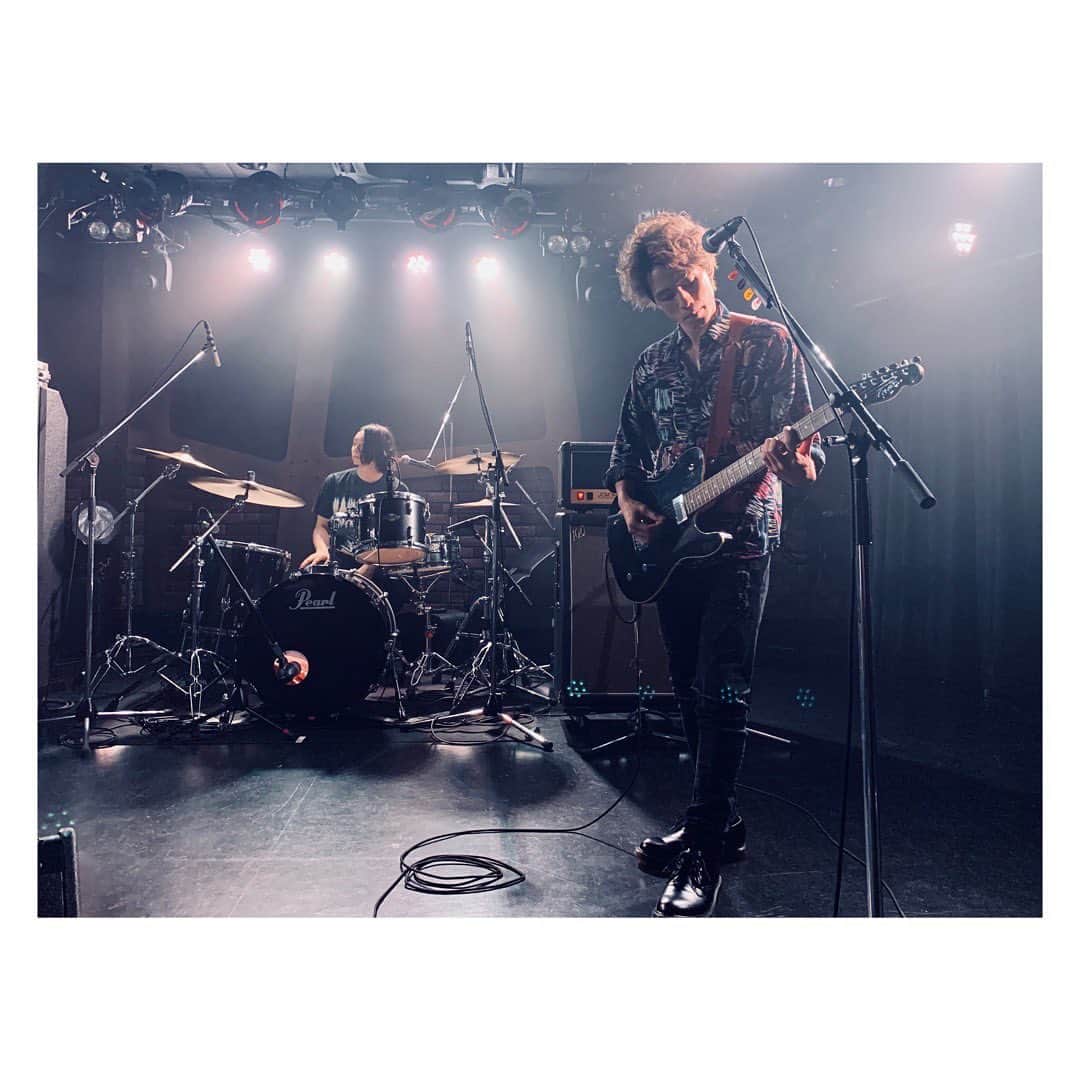 【公式】ドラマL「3Bの恋人」さんのインスタグラム写真 - (【公式】ドラマL「3Bの恋人」Instagram)「🎸  #ABCテレビ （関西）で今夜11:55より放送スタート❕  放送終了後には見逃し配信もありますので、 全国のみなさまぜひよろしくお願いします🥺💓  ユウたちビヨブルの曲を作ってくださったのは なんと！#FLOW の#TAKE さん🎼 『Brand New Day』 絶対リピートが止まらない😉💫  主題歌以外の音楽は全てTAKEさんのものです🎊 ぜひ音楽にもご注目を😳  #3Bの恋人 #神谷健太 #前山剛久 #穴山昴」1月10日 20時45分 - abctv_drama