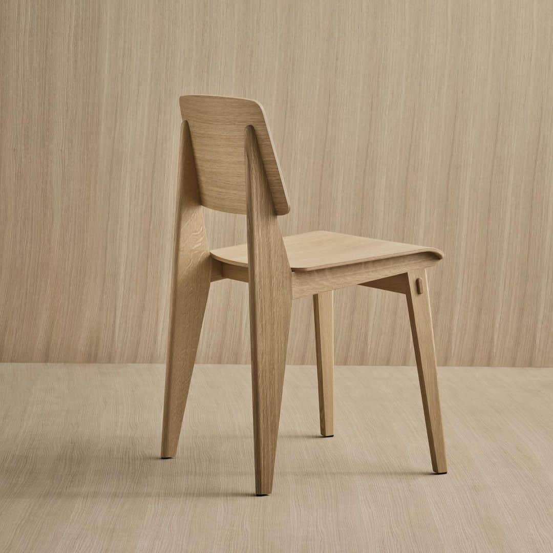 Vitra Japanさんのインスタグラム写真 - (Vitra JapanInstagram)「「シェーズ トゥ ボワ」の写真投稿で、ドローイングポスター（非売品）プレゼント！﻿ ﻿ ジャン・プルーヴェがデザインした唯一の全木製の椅子シェーズトゥボワ。ヴィトラより初めて復刻を果たすこのモデルは、ネジを使わない1941年の仕様に忠実に再現され、大きさや座面の高さは現代の暮らしに合わせて調節されています。サスティナブルな素材である木材を用い、困難な状況を創意工夫で乗り越えた革新性と創造性という点において、現代に蘇るに相応しい一脚です。﻿ ﻿ このシェーズトゥボワ復刻を記念して、#プルーヴェの木製椅子 を付けて、ご自身のシェーズトゥボワの写真を投稿いただいた方全員に、ジャン・プルーヴェによる貴重なドローイングポスター（写真2・3枚目）をプレゼントします。投稿の締め切り間近、皆様のご応募をお待ちしています。﻿  ﻿ 応募期間：2021年1月17日まで﻿ 応募方法：﻿ 1. @vitra_japanをフォロー﻿ 2. #プルーヴェの木製椅子 をつけて、あなたのシェーズトゥボワの写真をインスタグラムにて投稿﻿ プレゼント発送：ダイレクトメールにてご連絡します。※日本在住者に限る﻿  ﻿ #プルーヴェの木製椅子﻿ #Vitra #VitraJapan #JeanProuve #ChaiseToutBois﻿ #ヴィトラ #ヴィトラジャパン #ジャンプルーヴェ #プルーヴェ #シェーズトゥボワ #チェア #ミッドセンチュリー #インテリア #季節を楽しむ #暮らしを楽しむ #プレゼント」1月10日 20時39分 - vitra_japan