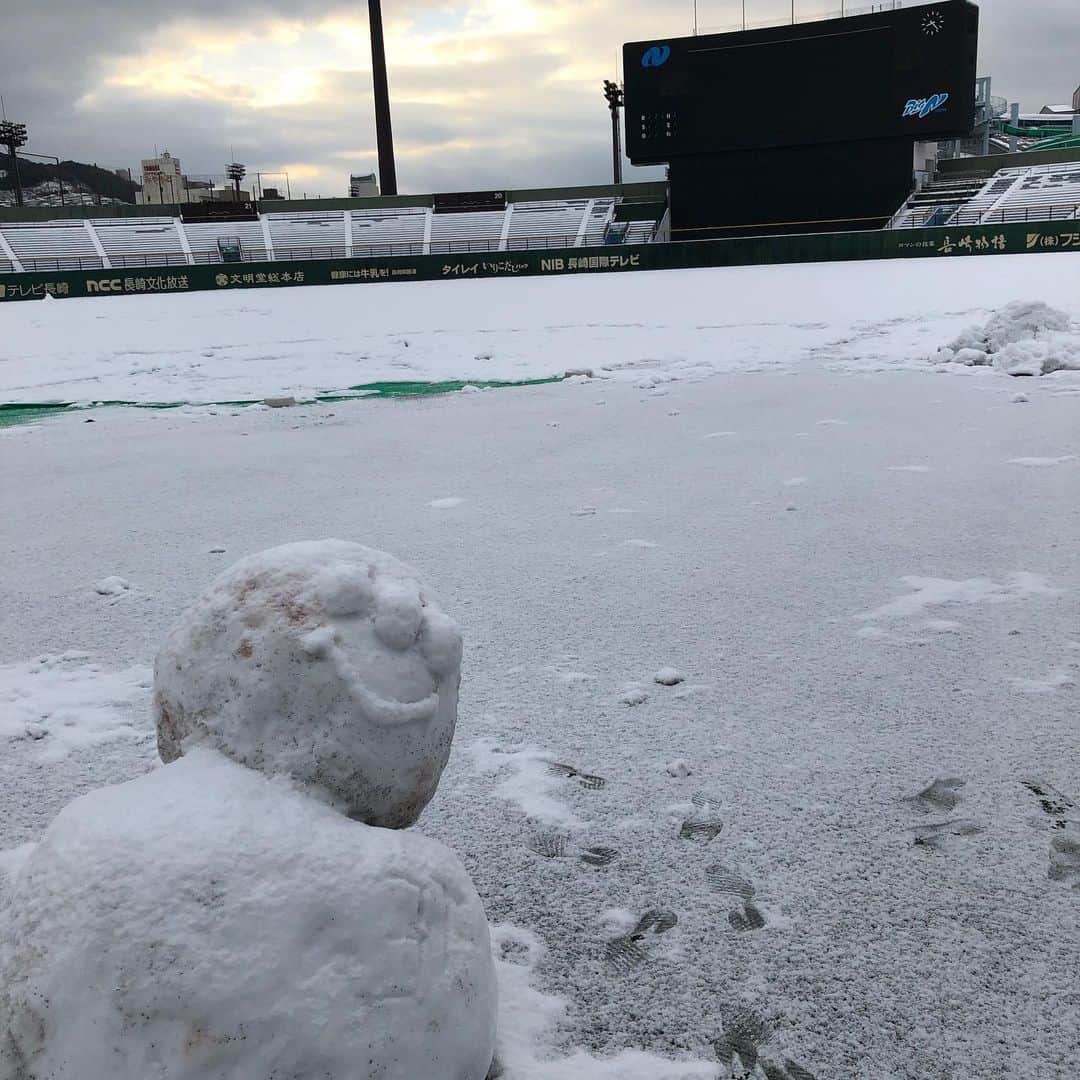 和田毅さんのインスタグラム写真 - (和田毅Instagram)「⚾️ 4日目。 第一クール終了。 今日も雪が残っていたので、雪かきをして走ったりキャッチボールをする場所を確保。 昼ぐらいには日差しもでてきていい練習が出来ました。 明日はお休み。 明後日からも徹底的に鍛えます❗️ #栗パンマンも #ケバブポーズしたいみたい #明後日からも #頑張ります」1月10日 20時39分 - tsuyoshiwada.21