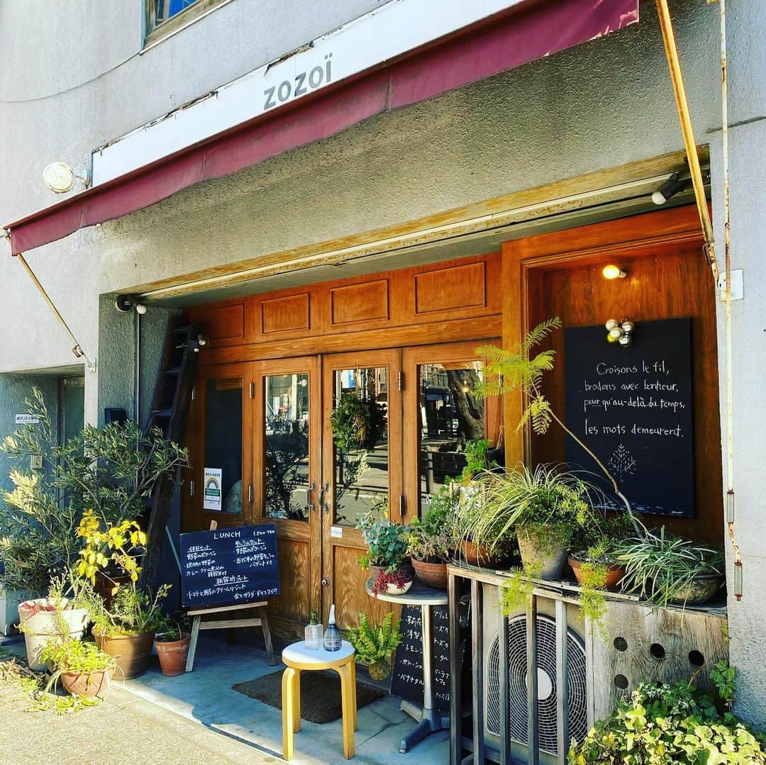 松尾貴史さんのインスタグラム写真 - (松尾貴史Instagram)「「プラネタリウムのふたご」の稽古休みだったので、間隙を縫って観劇。  「ザ・空気 ver.3 そして彼は去った…」を、池袋の東京芸術劇場シアターイーストで。  お隣の席は「ザ・空気 ver.2 誰も書いてはならぬ」で共演した馬渕英里何さん！  いや、もう素晴らしい、演劇の持つ力が最大限に。感銘、感服仕り候。  開演前に、「そば処中村」の鰊蕎麦、そして「ゾゾイ」というカフェでフレンチドリップのコーヒーをば。  池袋、なかなかいいなぁ。」1月10日 20時39分 - kitsch.matsuo