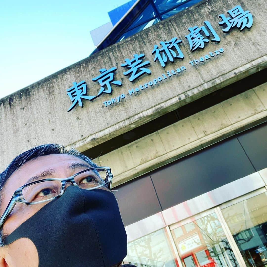 松尾貴史さんのインスタグラム写真 - (松尾貴史Instagram)「「プラネタリウムのふたご」の稽古休みだったので、間隙を縫って観劇。  「ザ・空気 ver.3 そして彼は去った…」を、池袋の東京芸術劇場シアターイーストで。  お隣の席は「ザ・空気 ver.2 誰も書いてはならぬ」で共演した馬渕英里何さん！  いや、もう素晴らしい、演劇の持つ力が最大限に。感銘、感服仕り候。  開演前に、「そば処中村」の鰊蕎麦、そして「ゾゾイ」というカフェでフレンチドリップのコーヒーをば。  池袋、なかなかいいなぁ。」1月10日 20時39分 - kitsch.matsuo