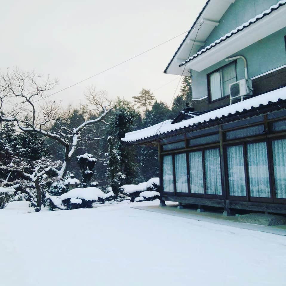 田中卓志さんのインスタグラム写真 - (田中卓志Instagram)「広島の実家も雪もりもりだそうです！❄️  #アンガールズ」1月10日 20時46分 - ungirls_tanaka