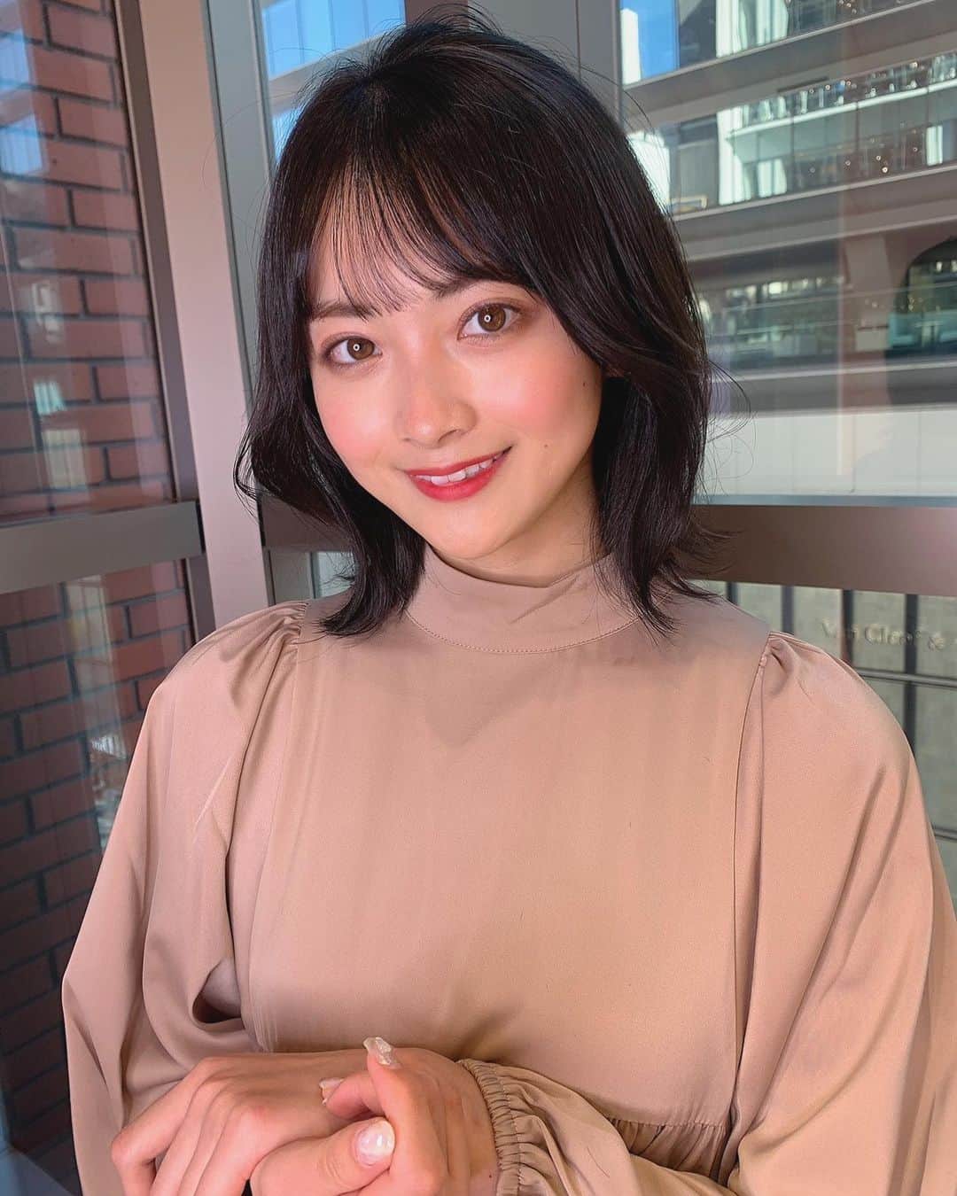 中塚美緒のインスタグラム：「ブルーを混ぜた暗めのアッシュ❤︎ やっぱり黒系の方がしっくりくるかな？！🤭  前髪の分け目も変えてるんです…（コッソリ☺️）  どうですか〜🥰」