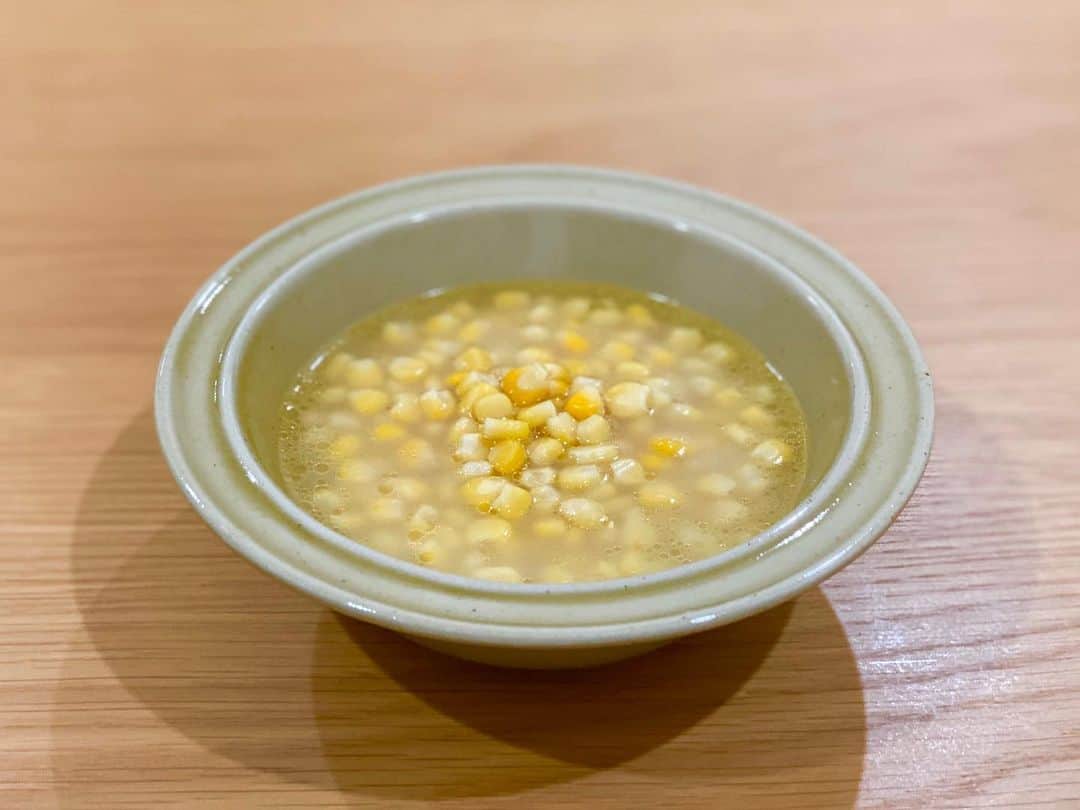 のインスタグラム：「所持品0から100日生活60〜68日目。﻿ ﻿ 60日目　ドライヤー﻿ 61日目　バター﻿ 62日目　フォーク﻿ 63日目　醤油﻿ 64日目　砂糖﻿ 65日目　本『白崎裕子の必要最低限レシピ』　﻿ 66日目　ワイングラス﻿ 67日目　ごま油﻿ 68日目　ボードゲーム  ナンジャモンジャ﻿ ﻿ 味よりも役割を意識しながら調味料をひとつずつ増やしていくのは、いい料理の修行になりました。特にスープづくりは素材のポテンシャルも学べて心も満たされて最高。シンプル調味料の試みはシンプルライフチャレンジのミニバージョンです🧂﻿ ﻿ ﻿ 詳しくはこちらにまとめています✏️﻿ https://note.com/fujiokaminami﻿ ﻿ ﻿ ﻿ #100日間のシンプルライフ #映画 #ライフスタイル #生活 #シンプリスト #ミニマリスト #断捨離 #シンプルライフ」
