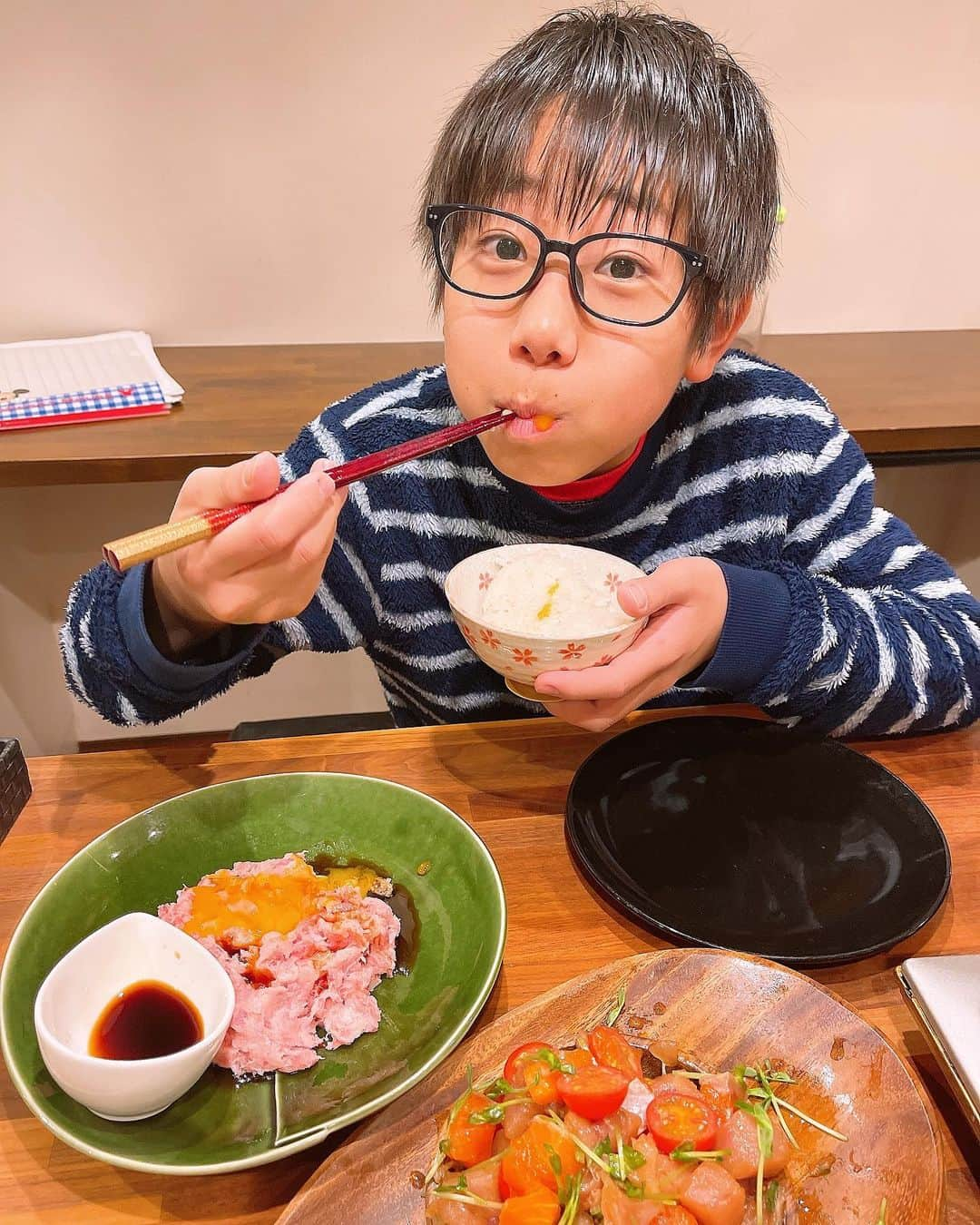 みきママさんのインスタグラム写真 - (みきママInstagram)「【お刺身の美味しい食べ方です！！】  お刺身を3つ1200円でゲットしました〜❗️いつもはわさび醤油で食べるけど、今日は違う食べ方で食べよう✨  まぐろのたたき→手作りだし醤油でユッケ風 まぐろとサーモン→ハワイ風ポキ にしました〜‼️豚汁も召し上がれ〜💁‍♀️  すると、れんちび「（ユッケ風）一生これで生きれるわ。」ってさ。どんだけ❓  杏ちゃん「（ポキ）美味し〜❤️」ってさ。赤海老のお刺身より、美味しいって。  手作りだし醤油、ポキ、豚汁の作り方は完食本に載っています🤗🤗🤗根菜や魚が腸内環境を整えてくれるから免疫力アップです✨  明日は何して過ごす⁉️  ⭐️ 明日1/11も都筑阪急で餃子の販売をします🤗🤗🤗旦那とはる兄が販売します🙆‍♀️🙆‍♀️🙆‍♀️  #みきママ　#刺身　#アレンジ　#ポキ　#だし醤油　#豚汁」1月10日 20時50分 - mikimama_official