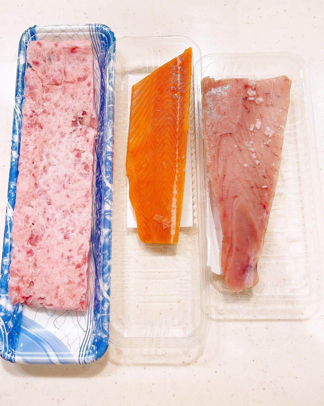 みきママさんのインスタグラム写真 - (みきママInstagram)「【お刺身の美味しい食べ方です！！】  お刺身を3つ1200円でゲットしました〜❗️いつもはわさび醤油で食べるけど、今日は違う食べ方で食べよう✨  まぐろのたたき→手作りだし醤油でユッケ風 まぐろとサーモン→ハワイ風ポキ にしました〜‼️豚汁も召し上がれ〜💁‍♀️  すると、れんちび「（ユッケ風）一生これで生きれるわ。」ってさ。どんだけ❓  杏ちゃん「（ポキ）美味し〜❤️」ってさ。赤海老のお刺身より、美味しいって。  手作りだし醤油、ポキ、豚汁の作り方は完食本に載っています🤗🤗🤗根菜や魚が腸内環境を整えてくれるから免疫力アップです✨  明日は何して過ごす⁉️  ⭐️ 明日1/11も都筑阪急で餃子の販売をします🤗🤗🤗旦那とはる兄が販売します🙆‍♀️🙆‍♀️🙆‍♀️  #みきママ　#刺身　#アレンジ　#ポキ　#だし醤油　#豚汁」1月10日 20時50分 - mikimama_official