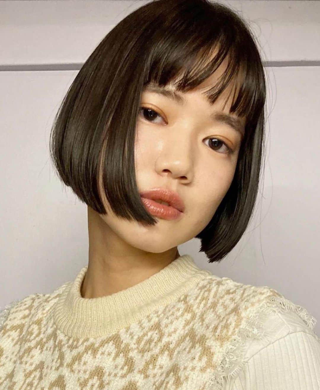 VOGUE GIRL JAPANのインスタグラム：「注目サロンをオススメのヘアスタイルとともに紹介する #TOKYOITSALON 💇‍♀️🪞 「roma」スタイリストの道又貴之さんが提案してくれたのは、甘すぎず辛すぎない絶妙なバランスのボブスタイル！ 映画『レオン』でナタリー・ポートマンが演じたマチルダと、1920年代に活躍した女優ルイーズ・ブルックスをお手本にしたヘアスタイルの全貌は、プロフィールURLからチェックして😉💐→@voguegirljapan . #tokyoitsalon #hairstyle #roma #voguegirl  #ヘアスタイル」