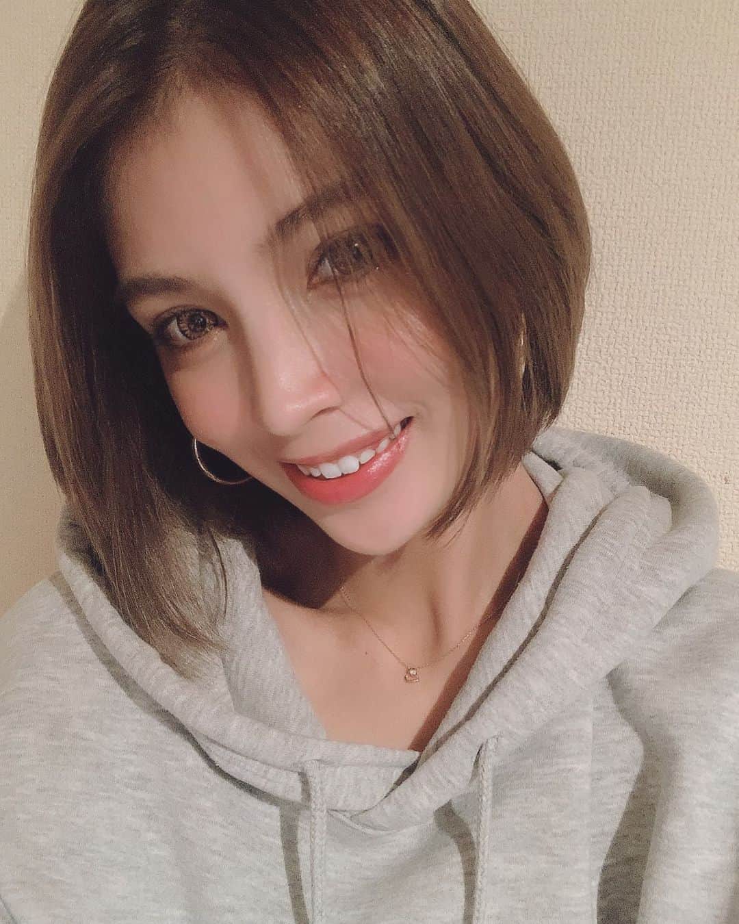 三浦絵里香のインスタグラム：「人生初のショート🦋 相方さんにやってもらたよん🤍 ちょっと前髪のちょこんってなってるのが キニナルヨネ、気にしないでね🦋笑」