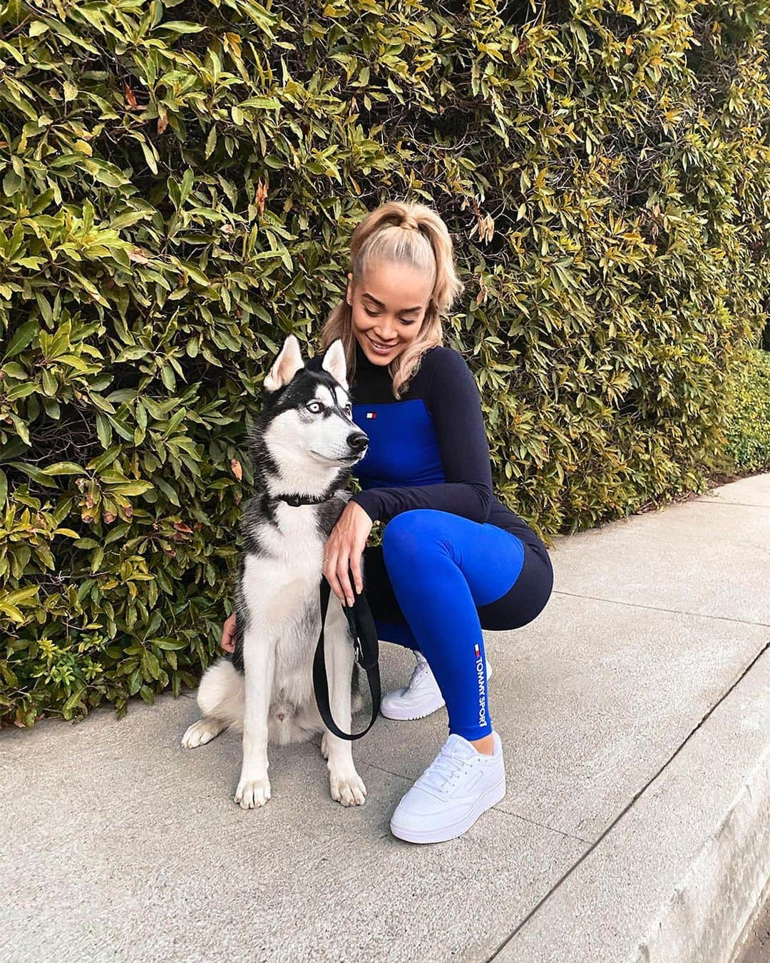 Tommy Hilfigerさんのインスタグラム写真 - (Tommy HilfigerInstagram)「Incredibly soft and very stretchy 🐕 @caineandkilo stealing the show (@GoldenBarbie says the #TommyHilfiger Covel training top is pretty good too…)」1月10日 21時00分 - tommyhilfiger