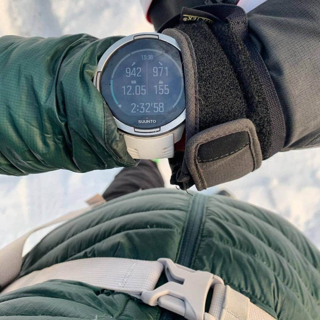 Suuntoさんのインスタグラム写真 - (SuuntoInstagram)「Do you agree with this? 👉“1000 meters a day keeps the doctor away”, says Suunto athlete @tinaemelie.  Emelie Forsberg's easy way to keep up with activities prior and during those exciting months of pregnancy is to use her #Suunto9 🤩 Not all trainings need to be written down, but it is nice to follow some data - Emelie for example checks her steps per day, meters on skimo or km on x country!  📷: @tinaemelie   #adventurestartshere」1月10日 21時00分 - suunto
