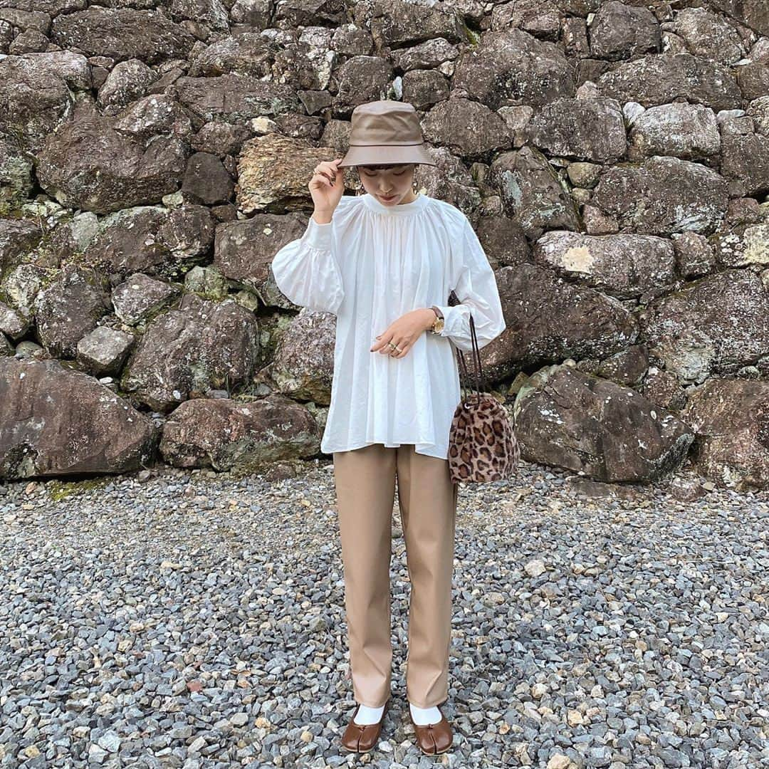 RiLiさんのインスタグラム写真 - (RiLiInstagram)「もこもこ？レザー？今季も取り入れたい【帽子コーデ】🐏👒⁣ ......⁣ 被るだけでこなれ感を出せる【帽子コーデ】🐻🧡秋にぴったりな帽子がたくさんのブランドから登場しているよ👀🗝️⁣ ⁣ フェルト帽やもこもこのアイテムでかわいらしさを引きだしたり🐰レザーのバケットハットでかっこよくまとめたり🦊今季も種類が豊富で迷っちゃう😆⁣ ⁣ 今年のトレンドはやっぱりバケツ型🧺💭小顔効果も期待できちゃうからおすすめだよ❗ぜひコーデに取りいれて小物で秋っぽさを引きたててみてね🍂⁣ ❣❣❣❣❣⁣ サイトやSNSで掲載させていただくお写真募集中😘📸⁣ かわいいコーデやアイテム、注目スポットなどが撮れたら、ハッシュタグ→#rili_tokyo  を付けて投稿❗⁣ ．⁣ Special Thanks💋 Photo by⁣ @cyocobi⁣ @__sumr__⁣ @k_riko__⁣ @aoxi23xx⁣ @h.y__117_⁣ @___a__zu⁣ @mimiy.0303⁣ @a_me_24⁣ @ayanyan_2⁣ .⁣ #帽子コーデ #フェルト帽 #もこもこアイテム #バケットハット #レザーバケットハット #バケツハット #シンプルコーデ #秋コーデ #冬コーデ #2020aw #rili_tokyo #おしゃれさんと繋がりたい #お洒落さんと繋がりたい #ファッション #패션스타그램 #ootd #outfit」1月10日 21時00分 - rili.tokyo